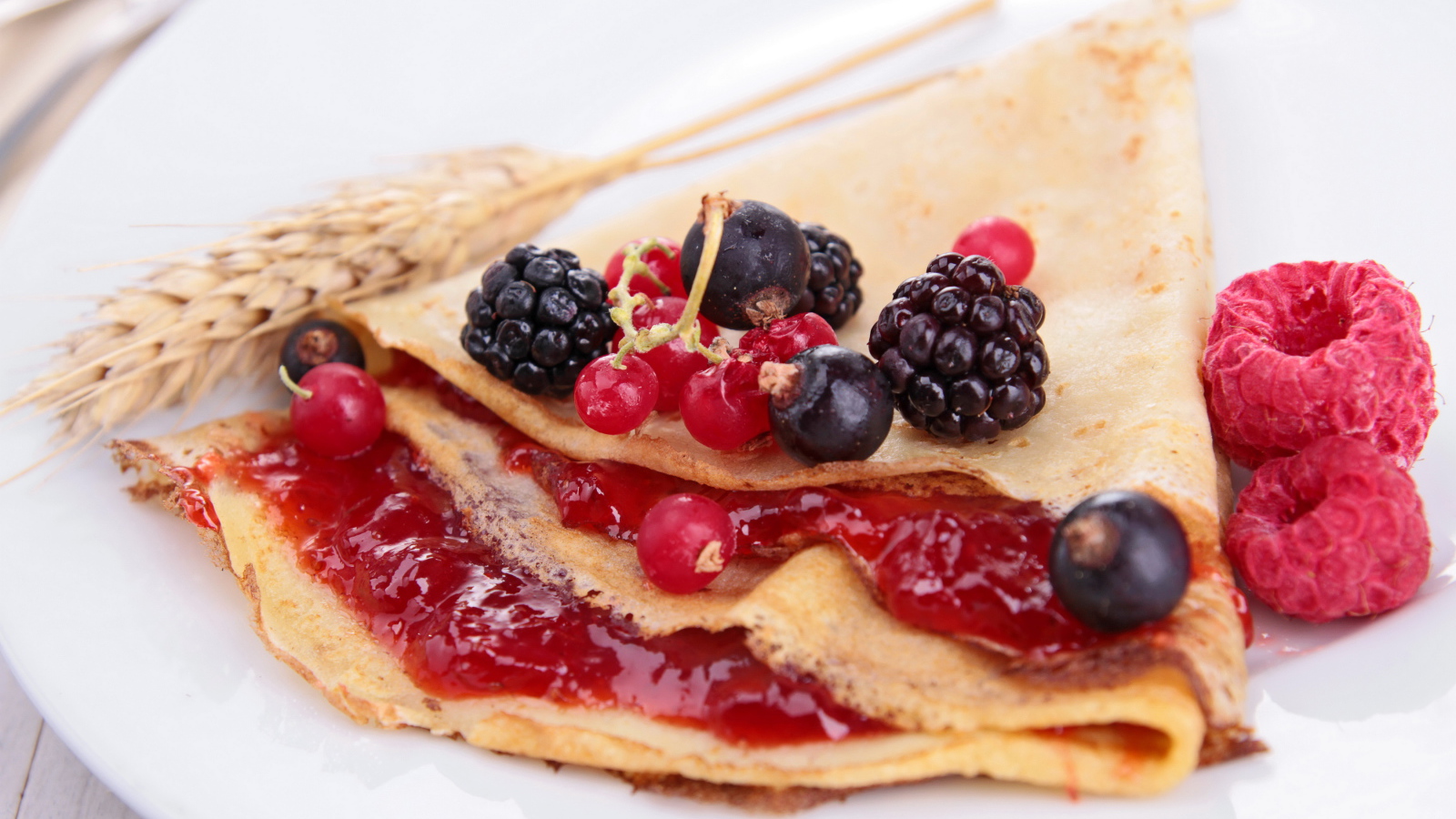 Тонкие блины с повидлом и свежими ягодами на Масленицу