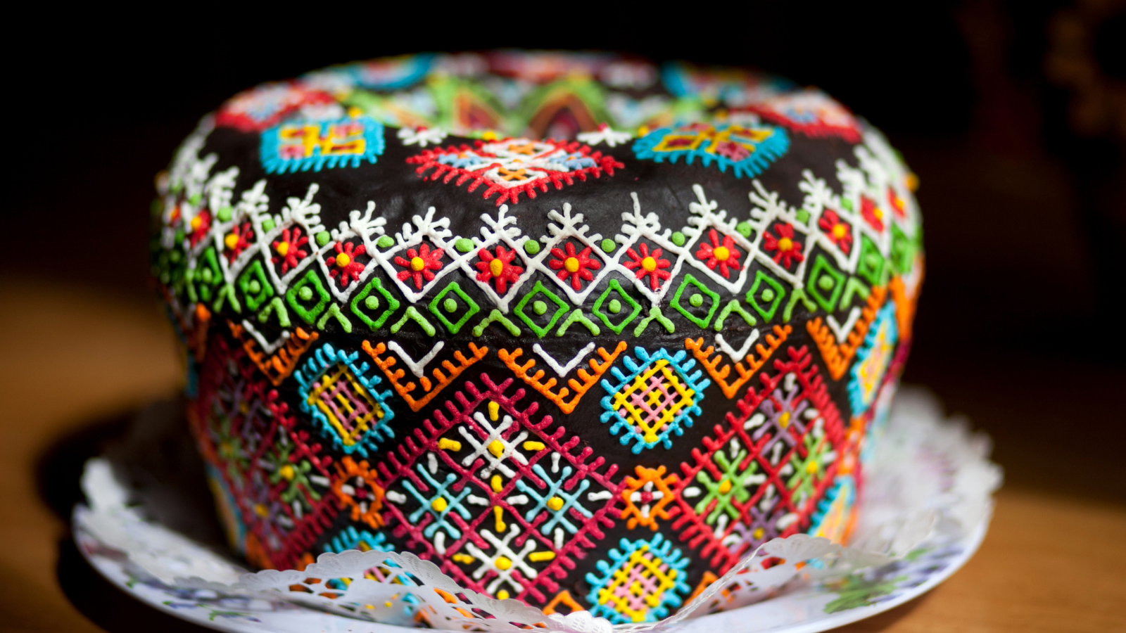 Красивый дизайнерский пасхальный кулич на праздник Пасха