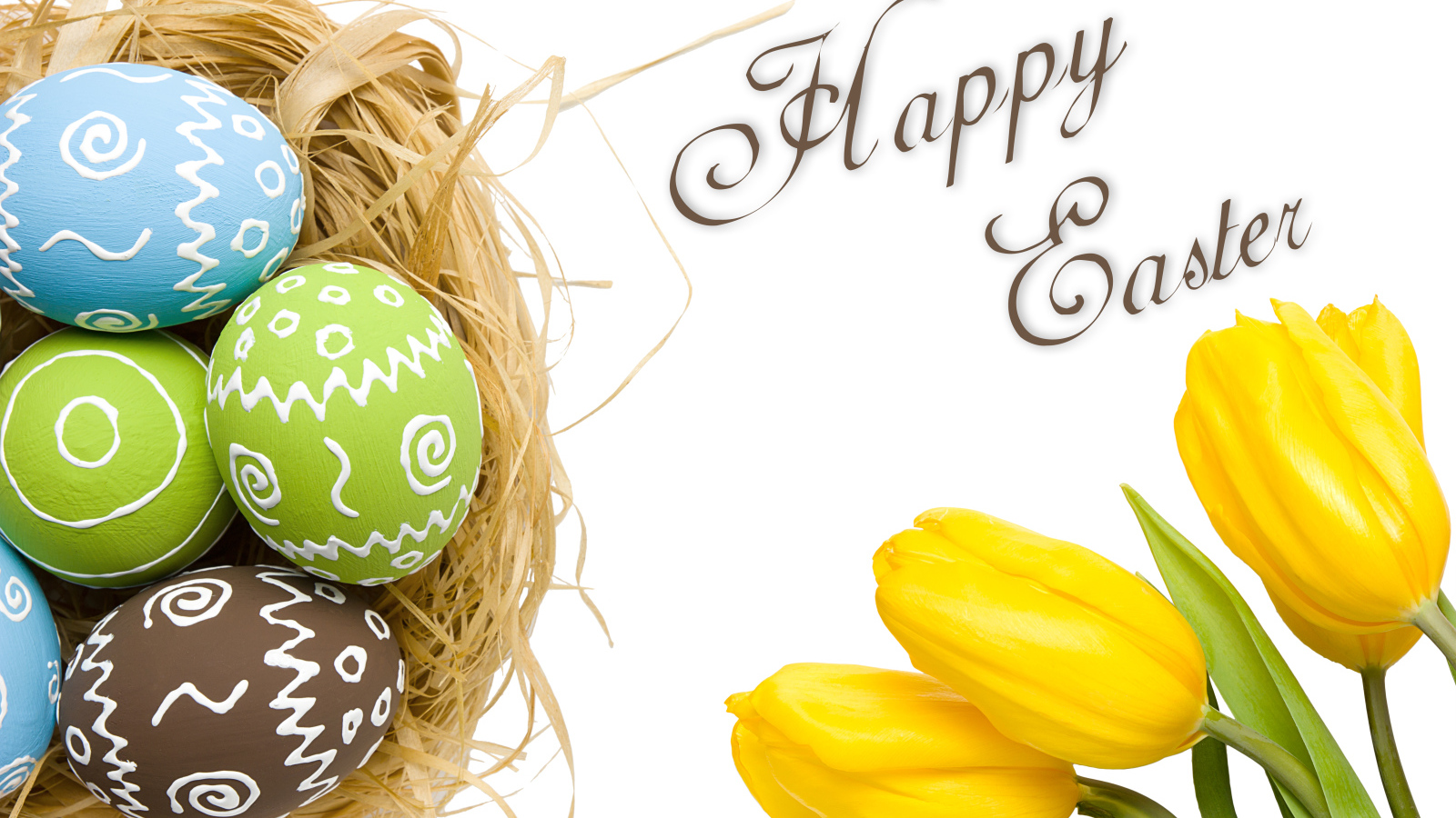 Желтые тюльпаны и крашеные яйца на Пасху