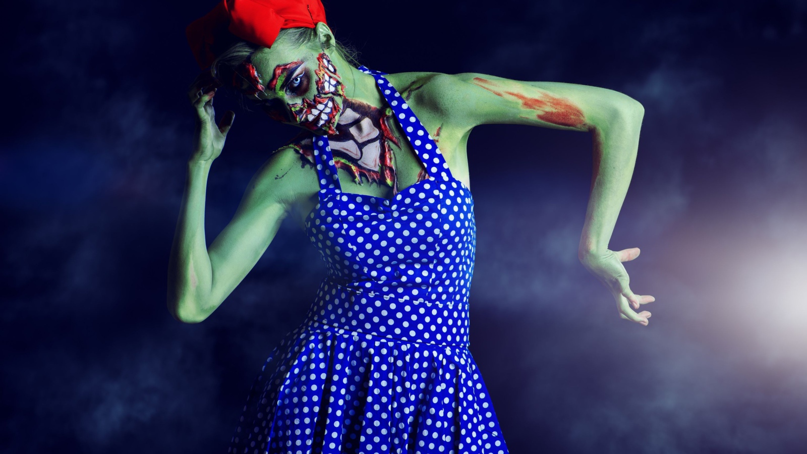 Девушка с гримом зомби на праздник Хэллоуин