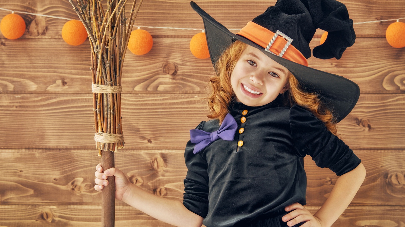 Маленькая девочка в костюме ведьмы на праздник Хэллоуин