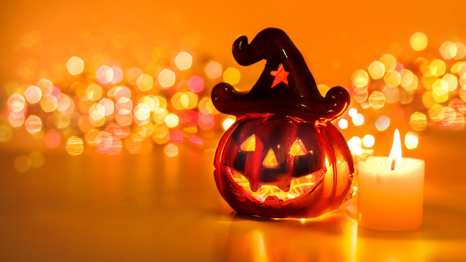 Тыква с зажженной свечой на праздник Хэллоуин