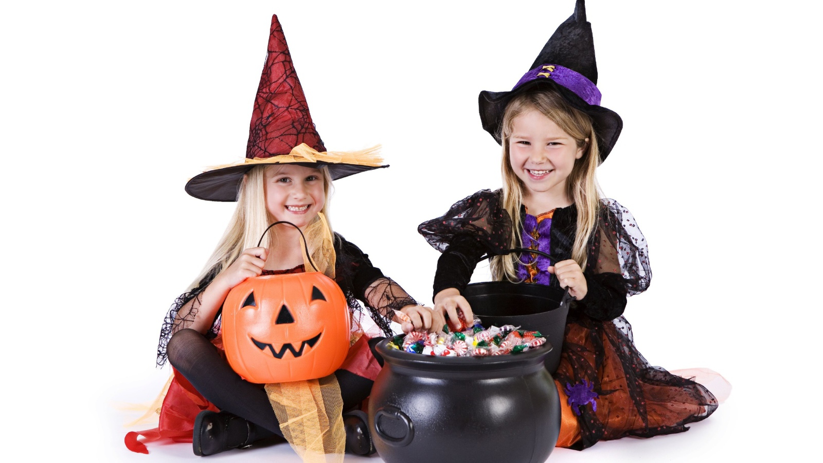 Две маленькие девочки в костюмах на Хэллоуин