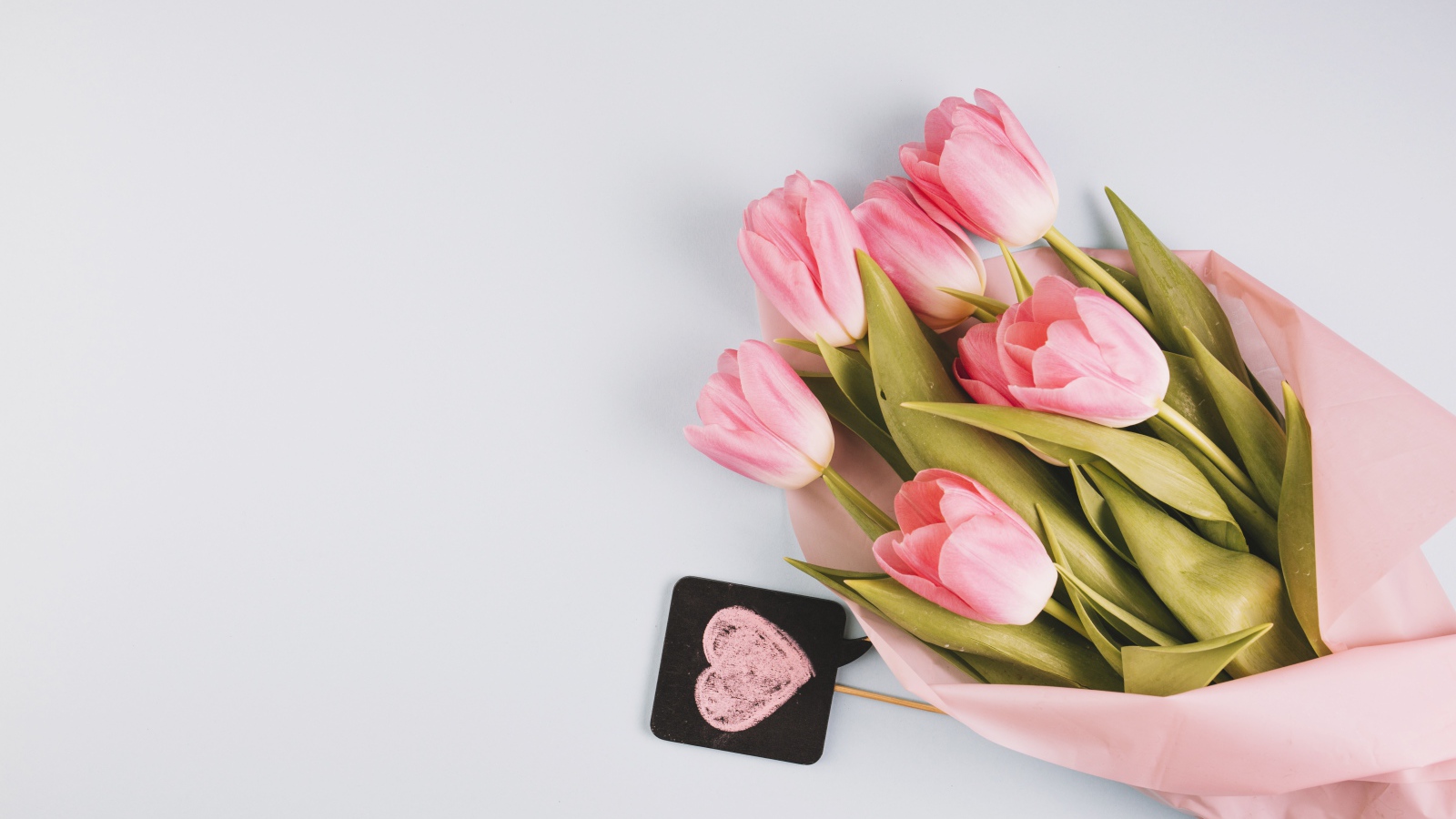 Букет розовых тюльпанов на сером фоне, шаблон для открытки на 8 марта