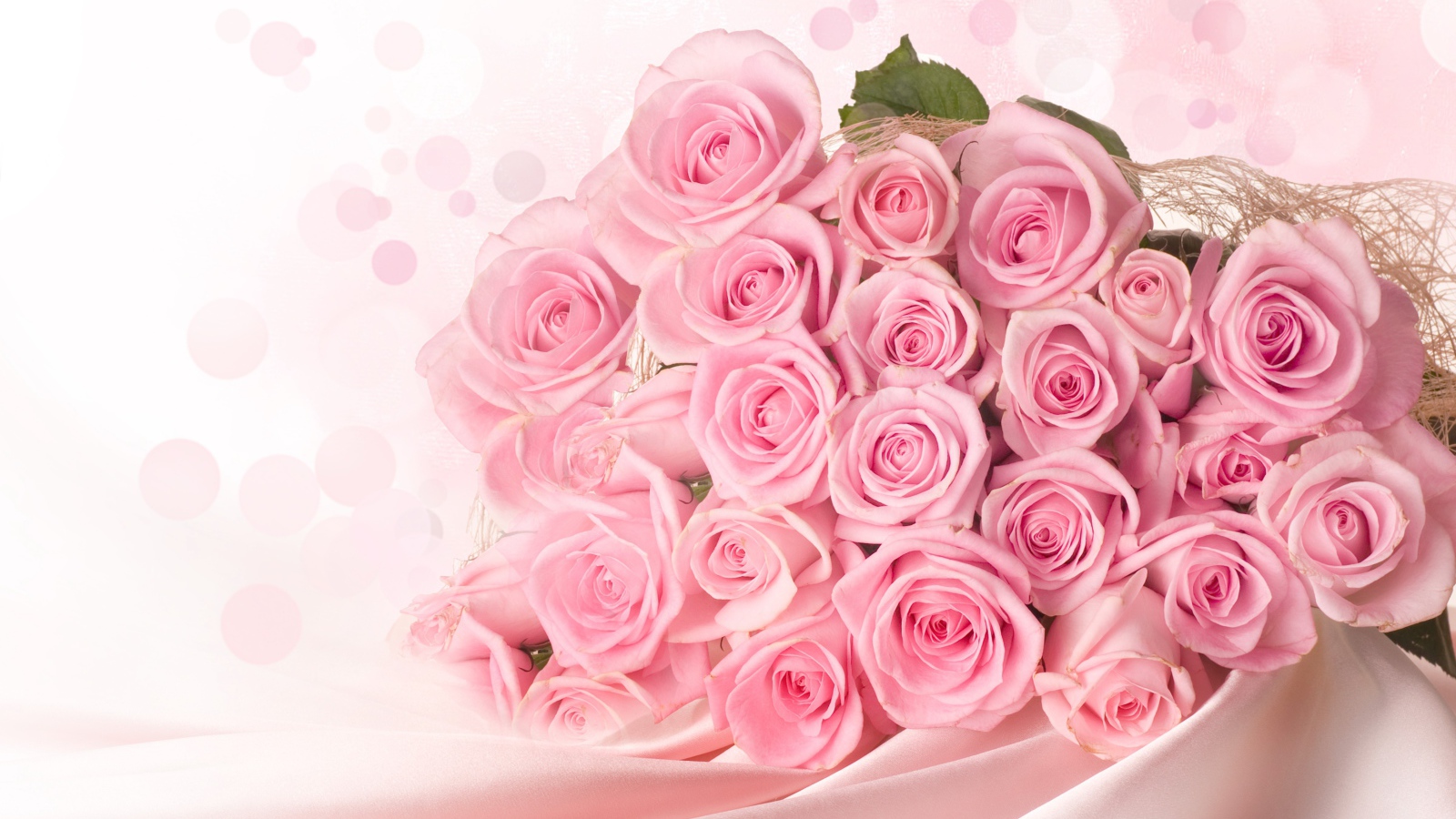 Красивый большой букет розовых роз на Международный женский день 8 марта