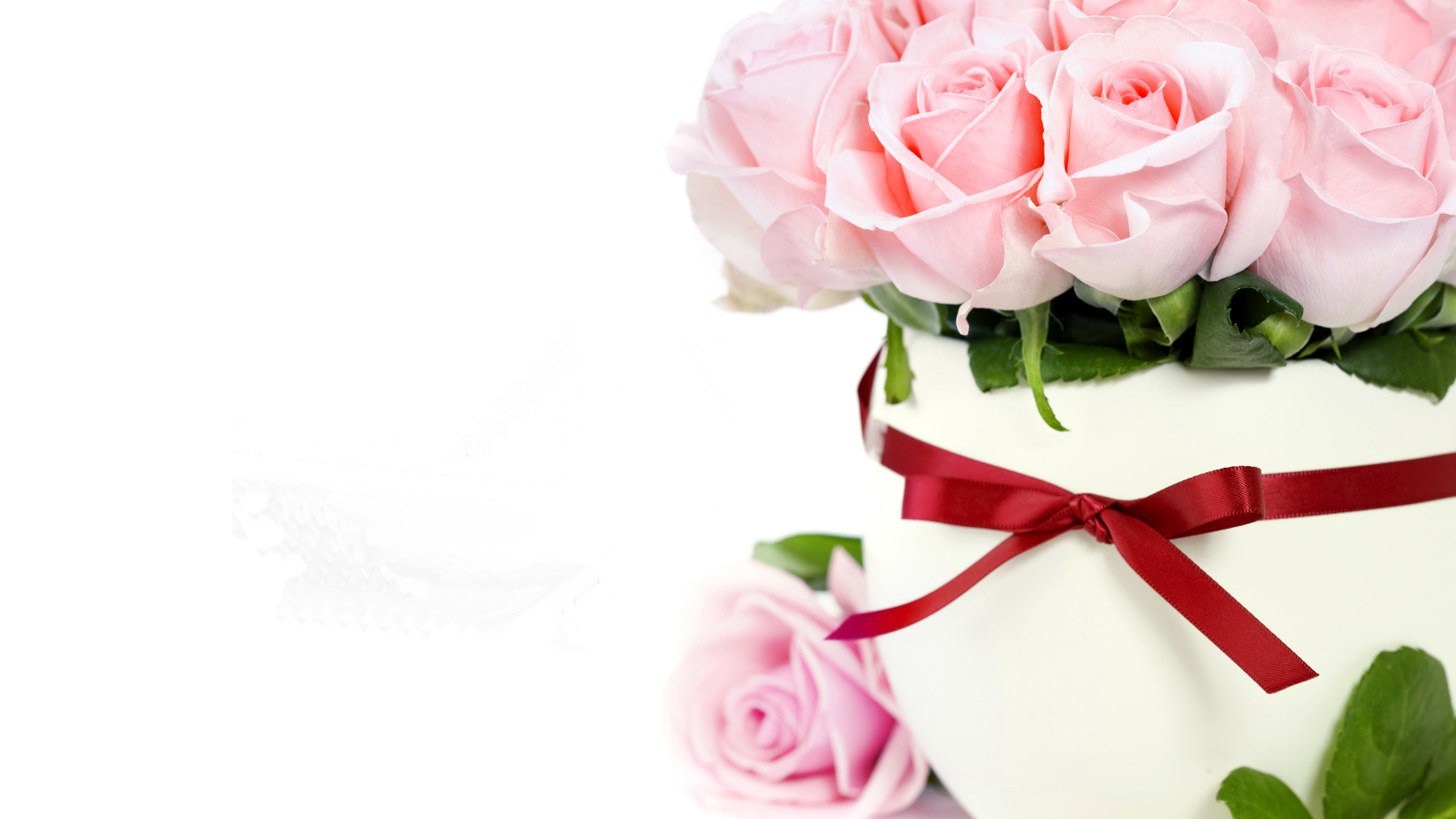 Букет розовых роз в белой вазе с красным бантом, шаблон открытки на 8  марта