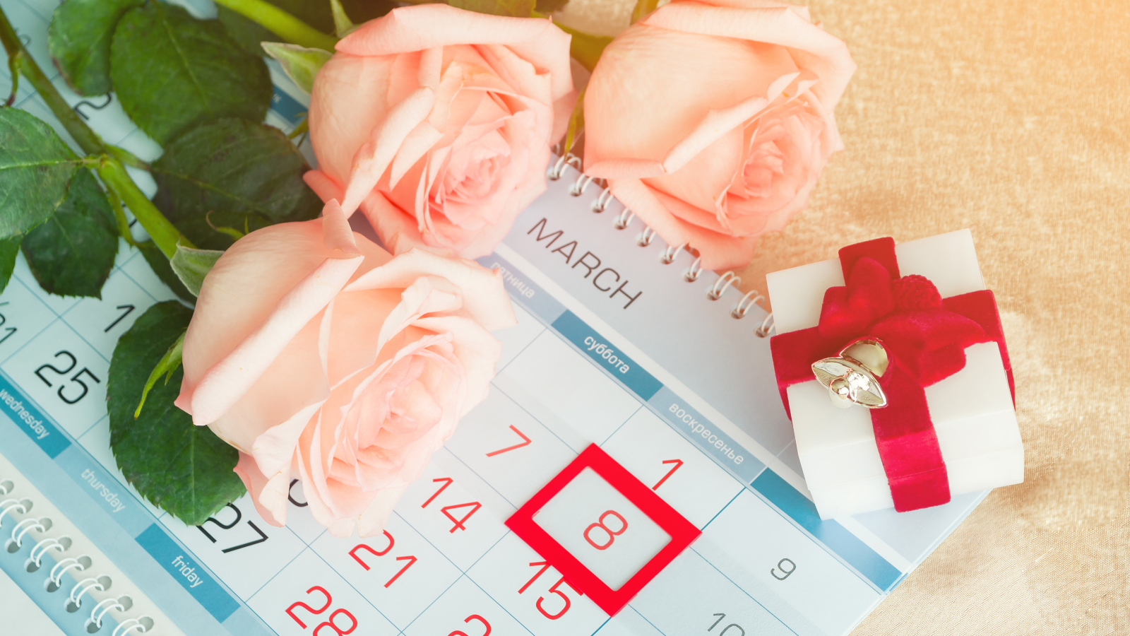 Три кремовых розы и подарок на Международный женский день 8 марта