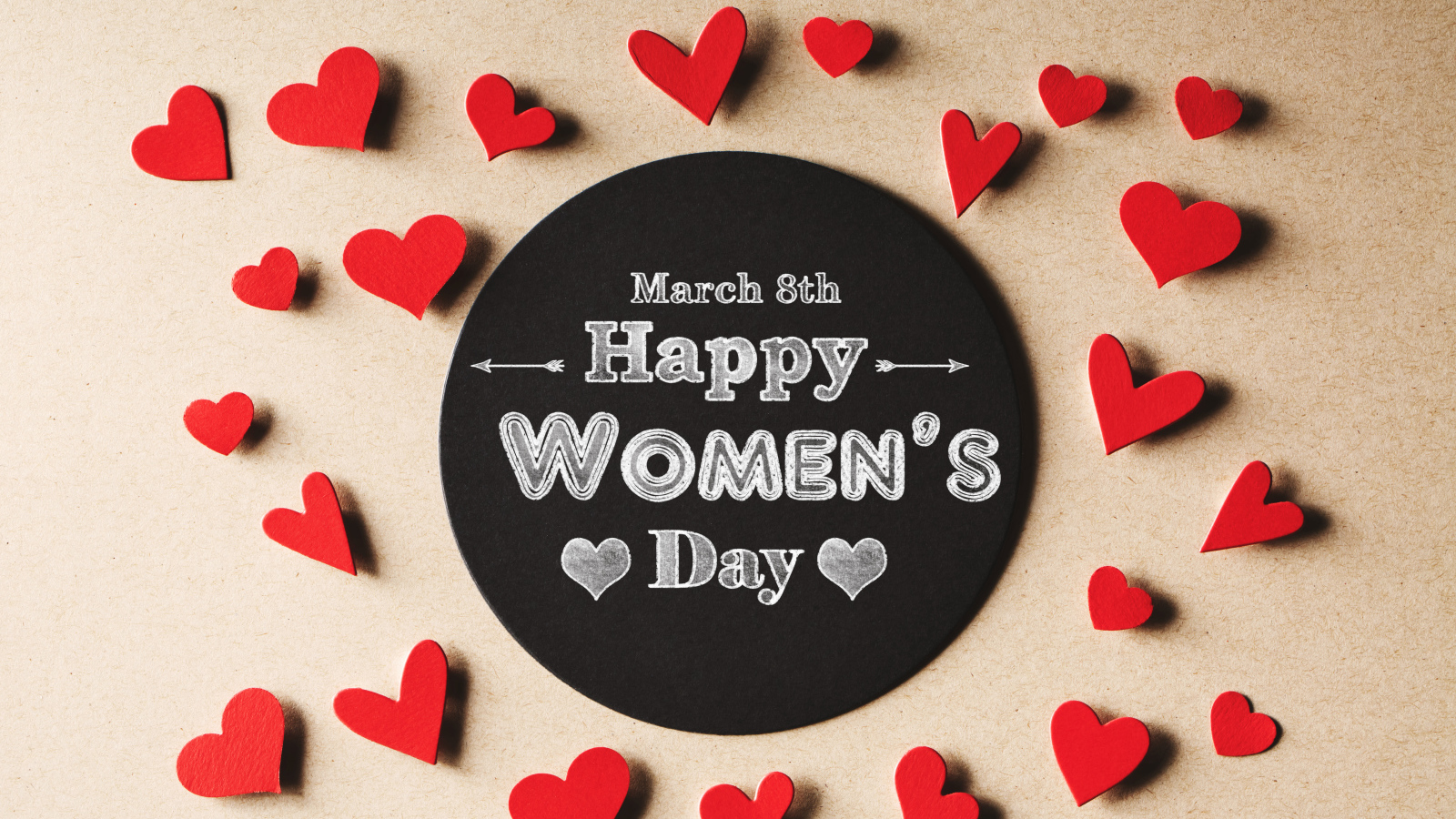 Белая надпись С Международным женским днем 8 марта на черном фоне