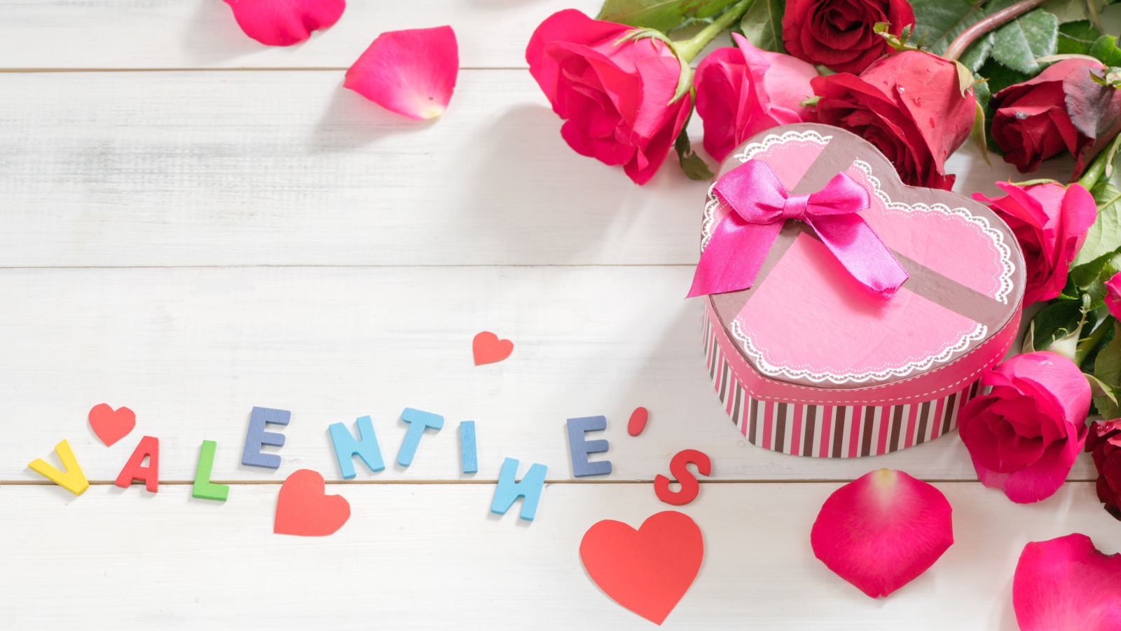 Подарок в форме сердца с розами на день Святого Валентина 14 февраля 