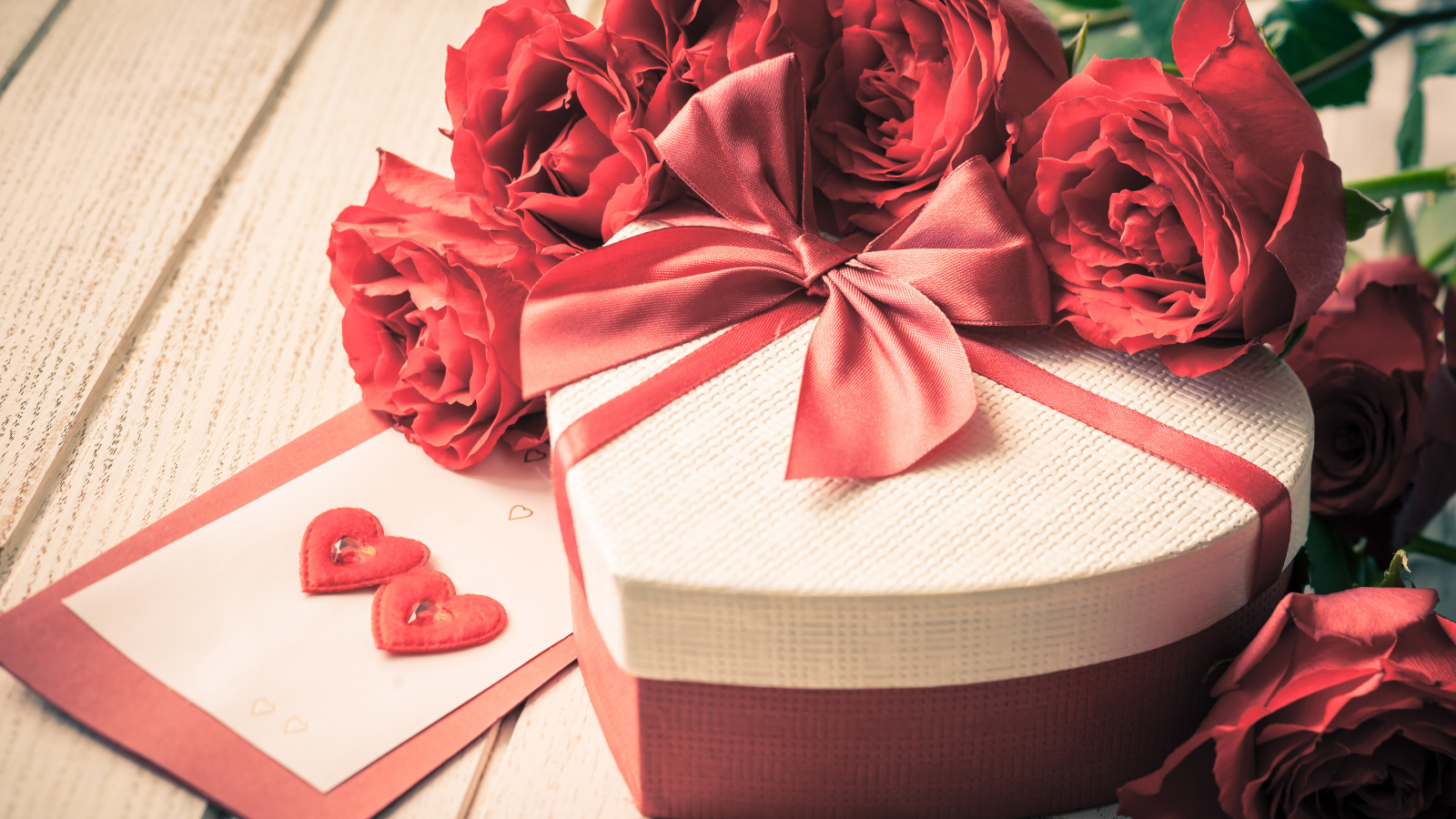 Красивая подарочная коробка в форме сердца и букет роз в подарок на 14 февраля 