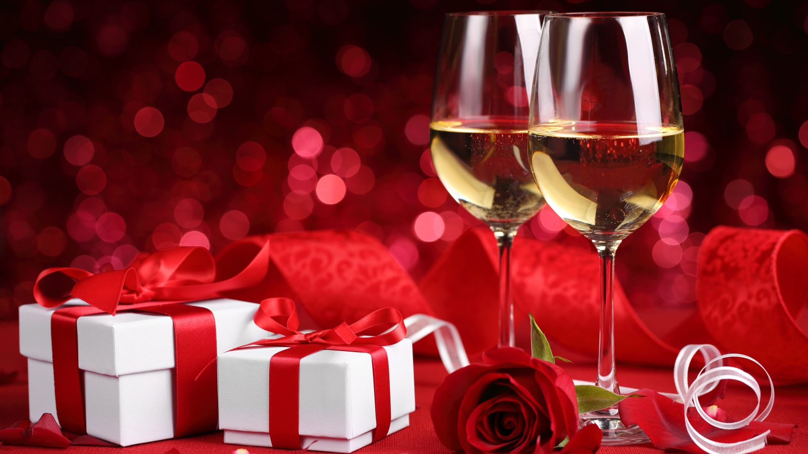 Два подарка и два бокала на красном фоне с розой на 14 февраля