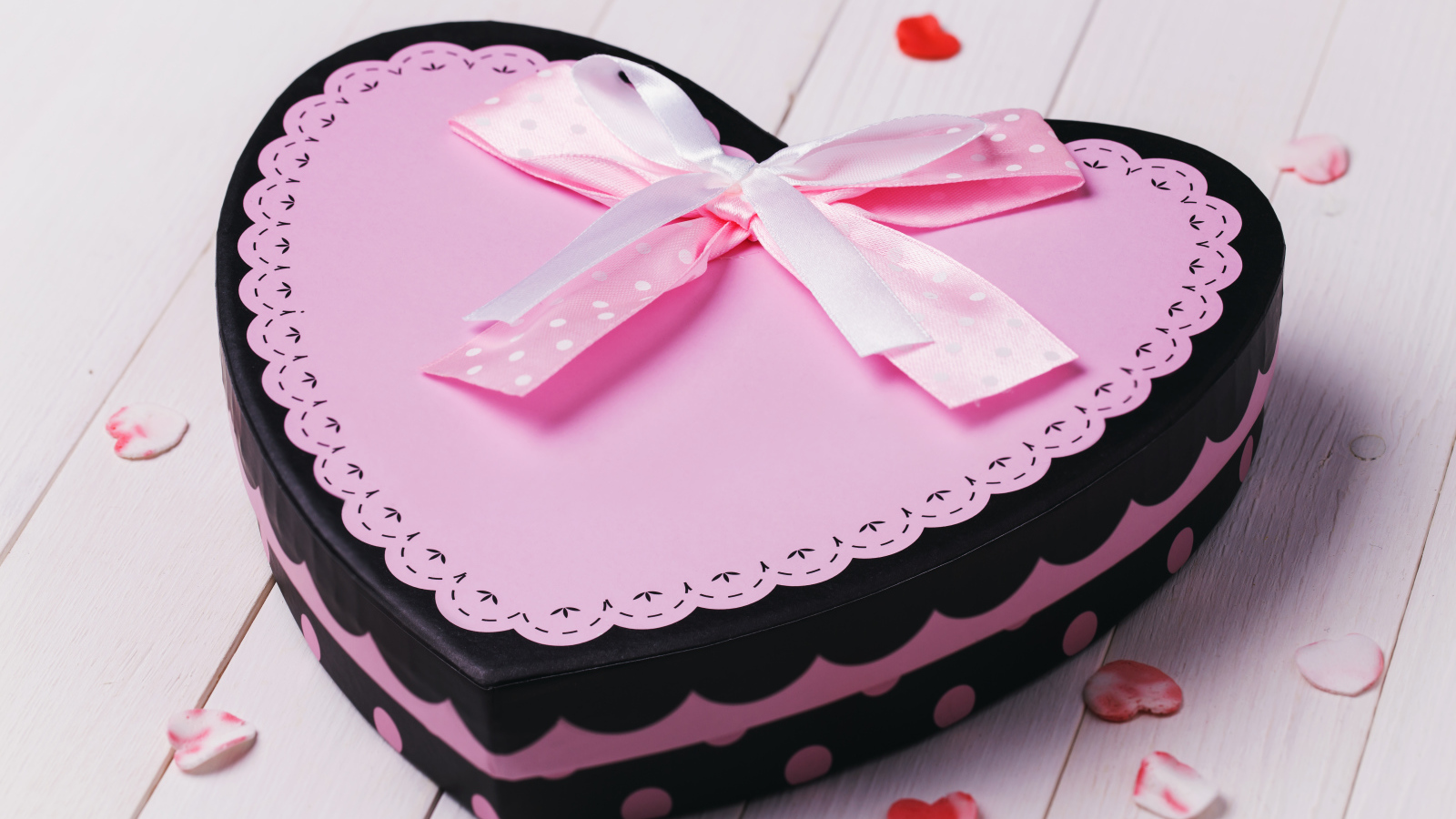 Большая подарочная коробка в форме сердца с розовым бантом