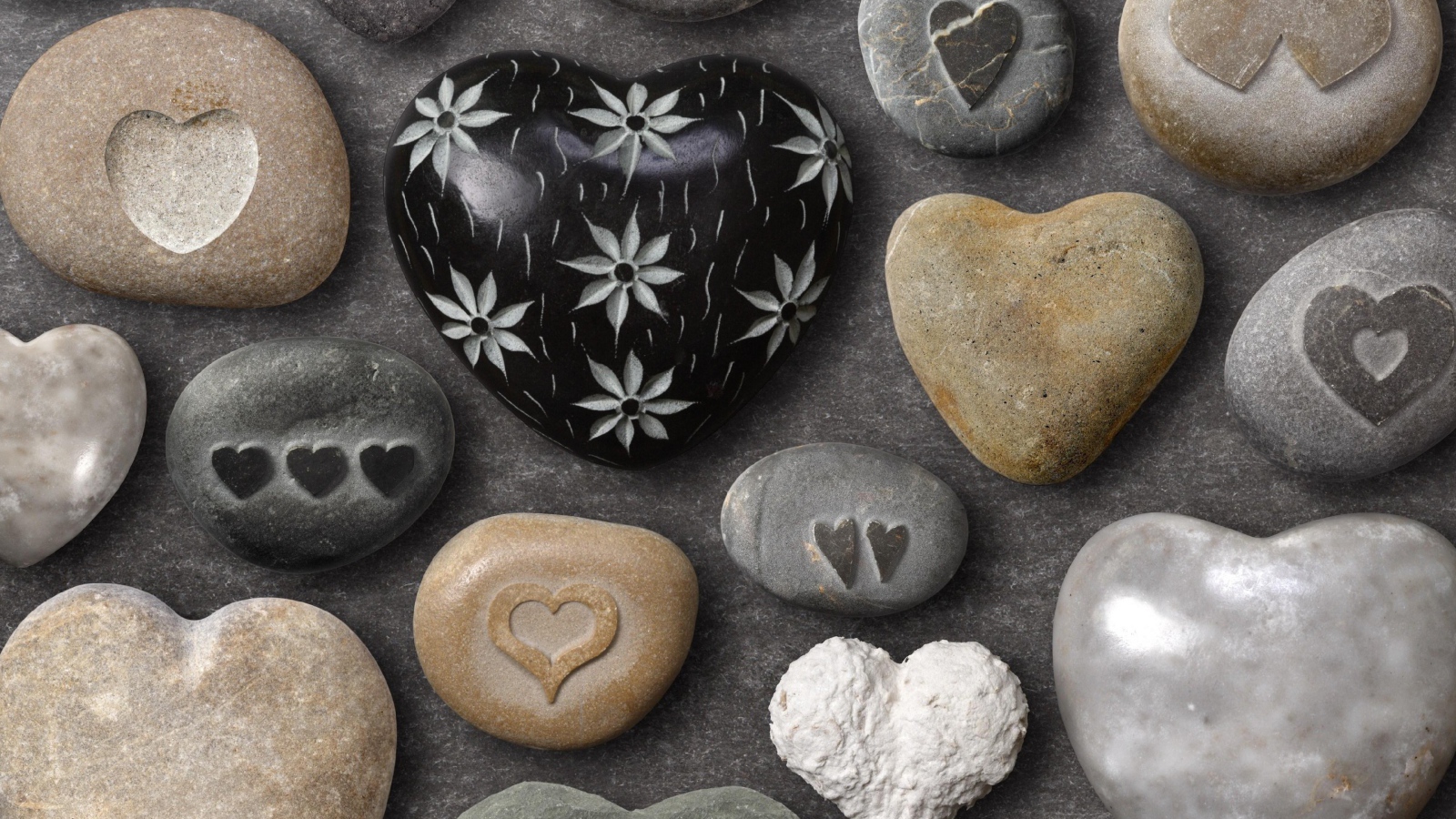 Красивые камни в форме сердечек