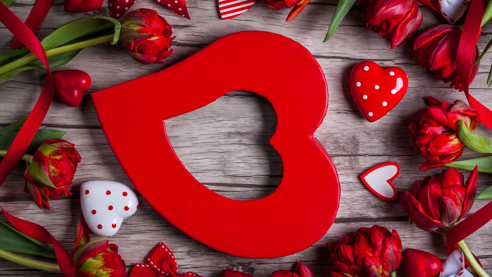 Большое красное сердце с красными тюльпанами