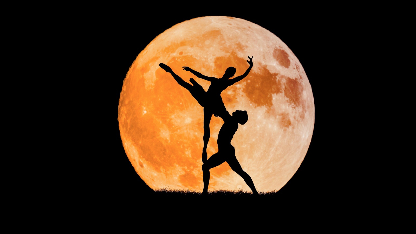 Пара танцует балет на фоне большой оранжевой луны на черном фоне