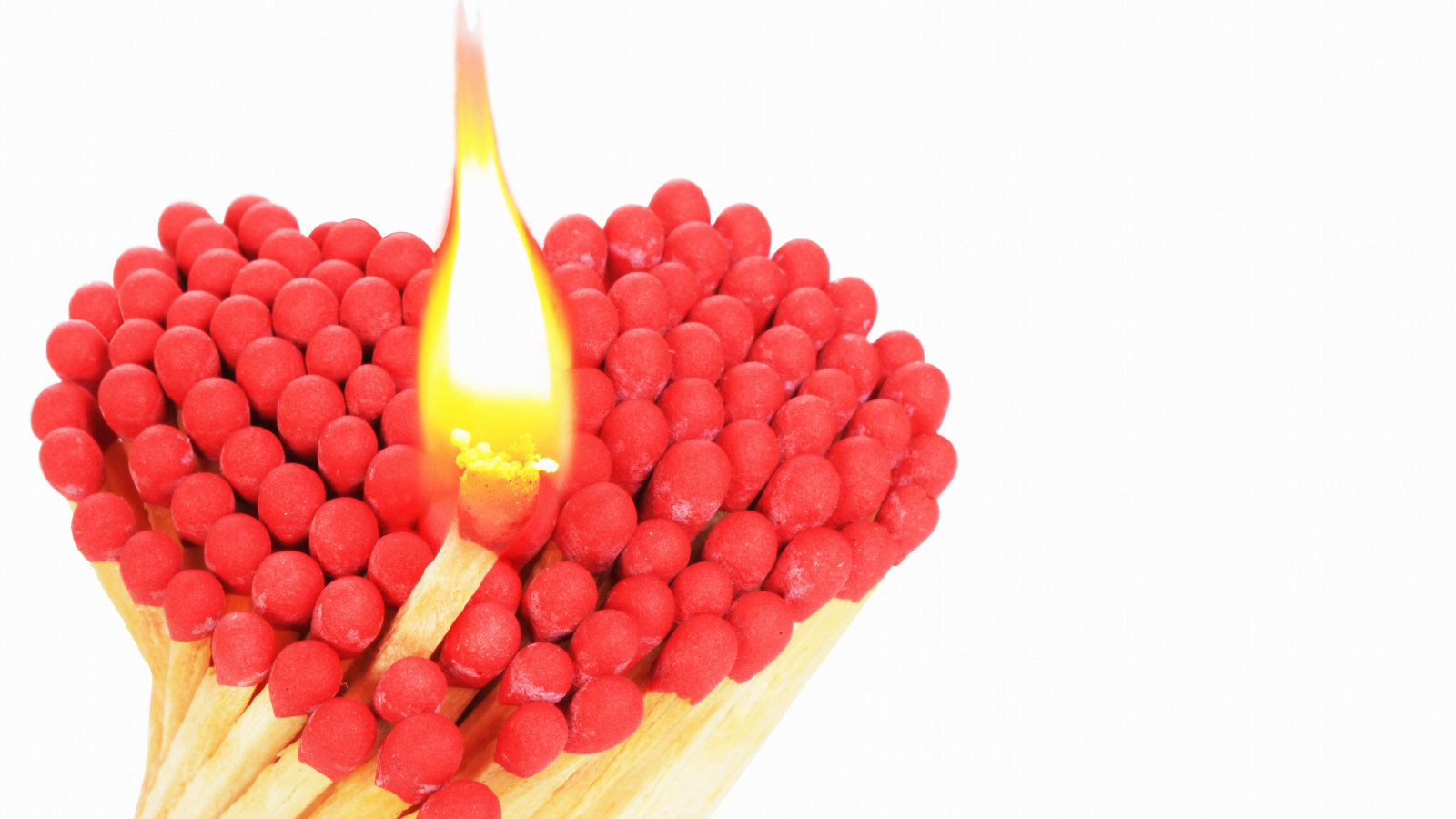 Сердце из спичек с красной серой на белом фоне