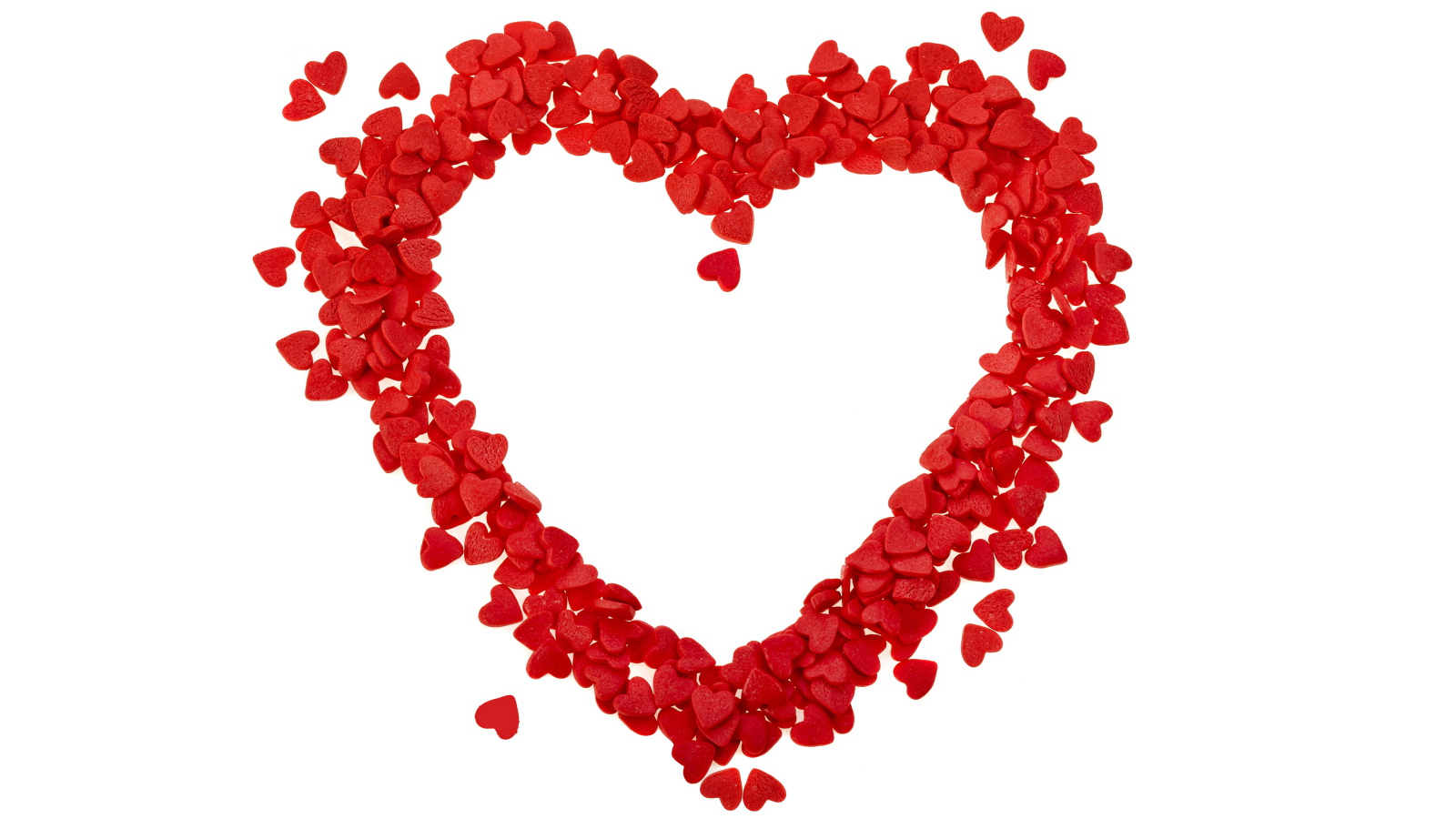Сердце из маленьких красных сердечек на белом фоне
