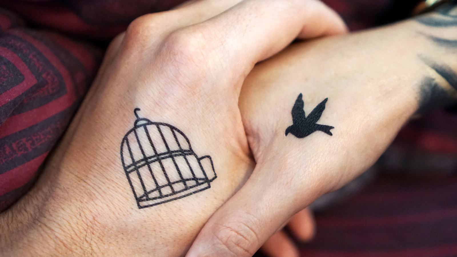 Влюбленная пара с татуировками на руках 