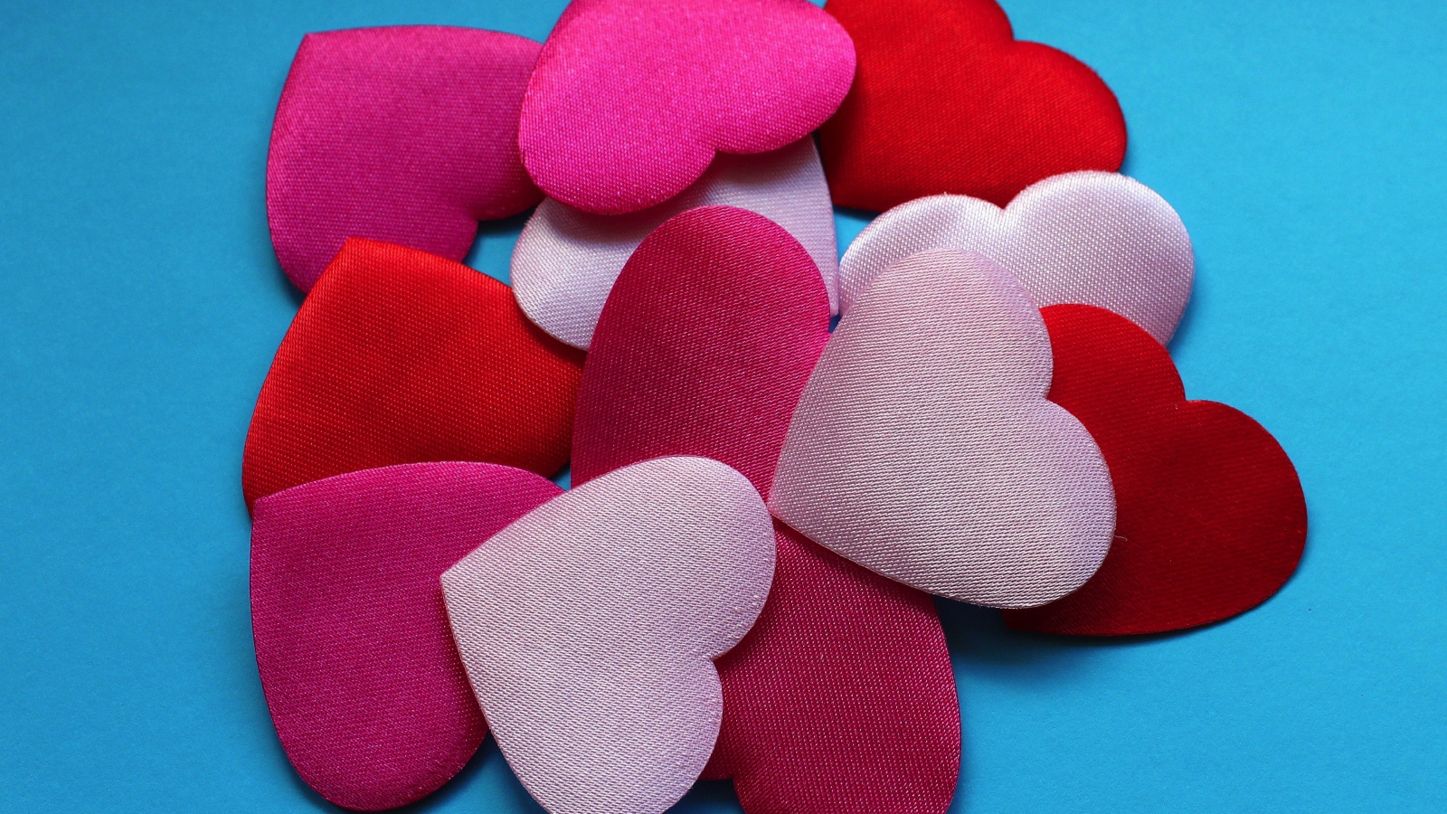 Разноцветные сердечки на голубом фоне