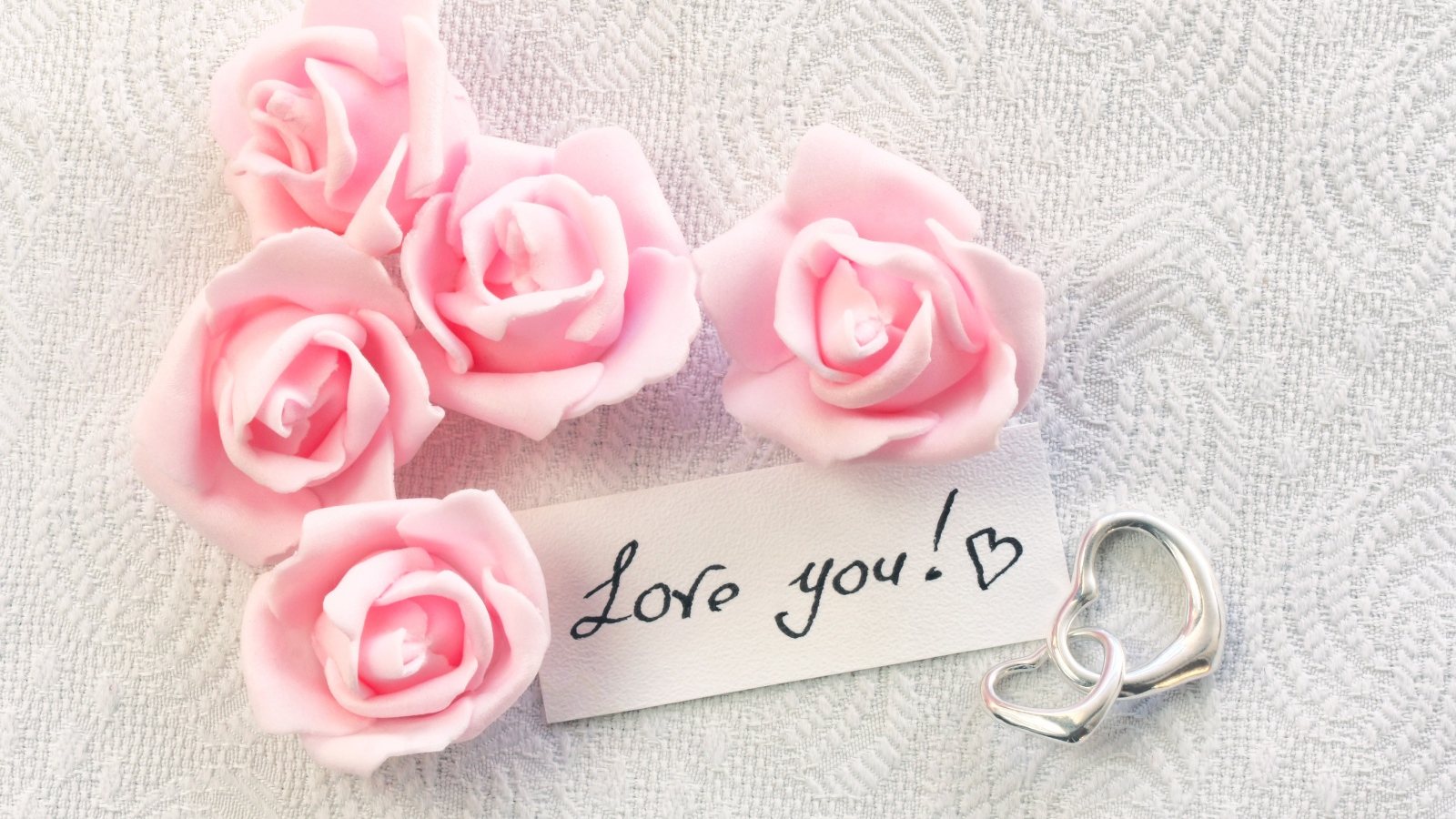 Розовые искусственные розы с сердечками