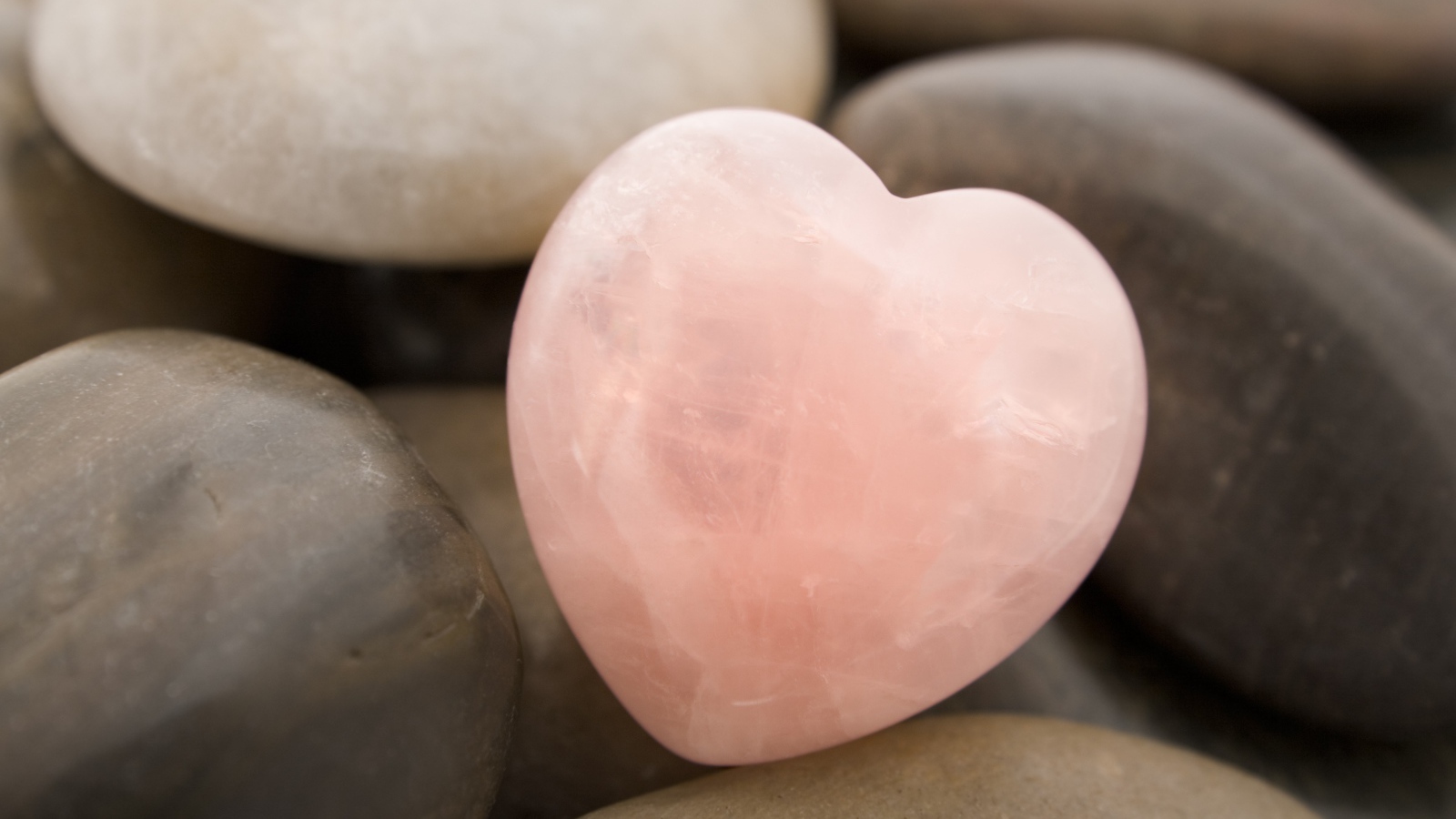Розовый большой камень в форме сердца