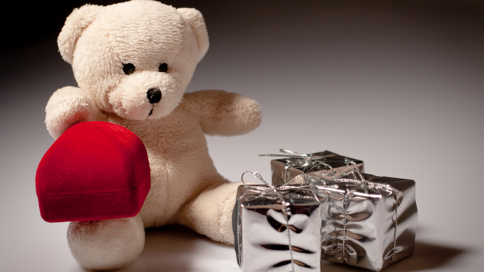 Плюшевый мишка Тедди с красной коробкой для кольца