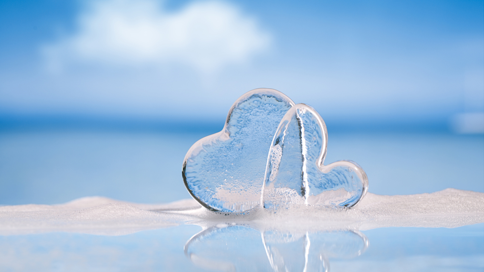 Два ледяных сердца на голубом фоне