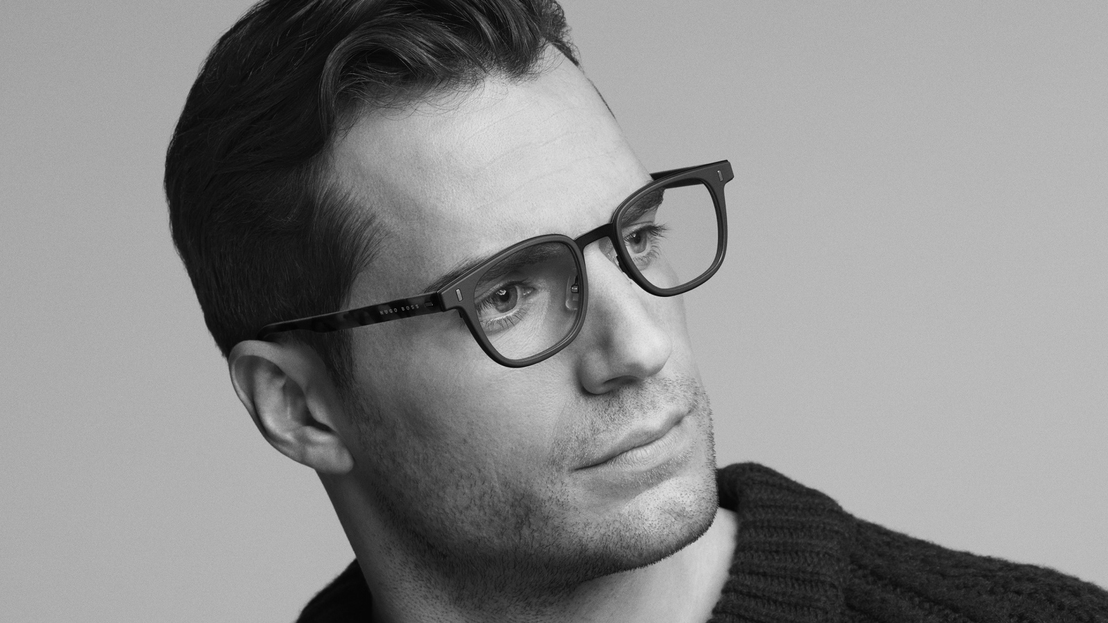 Актер Генри Кавилл в очках черно белое фото 