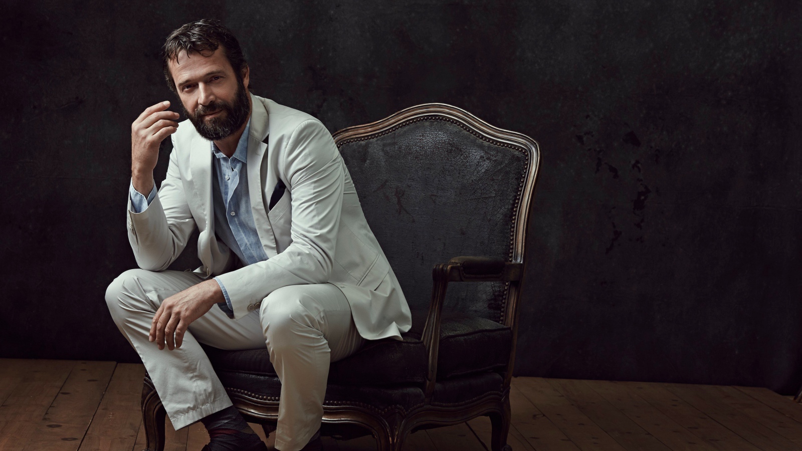 Актер Джеймс Пьюрфой сидит в кресле 