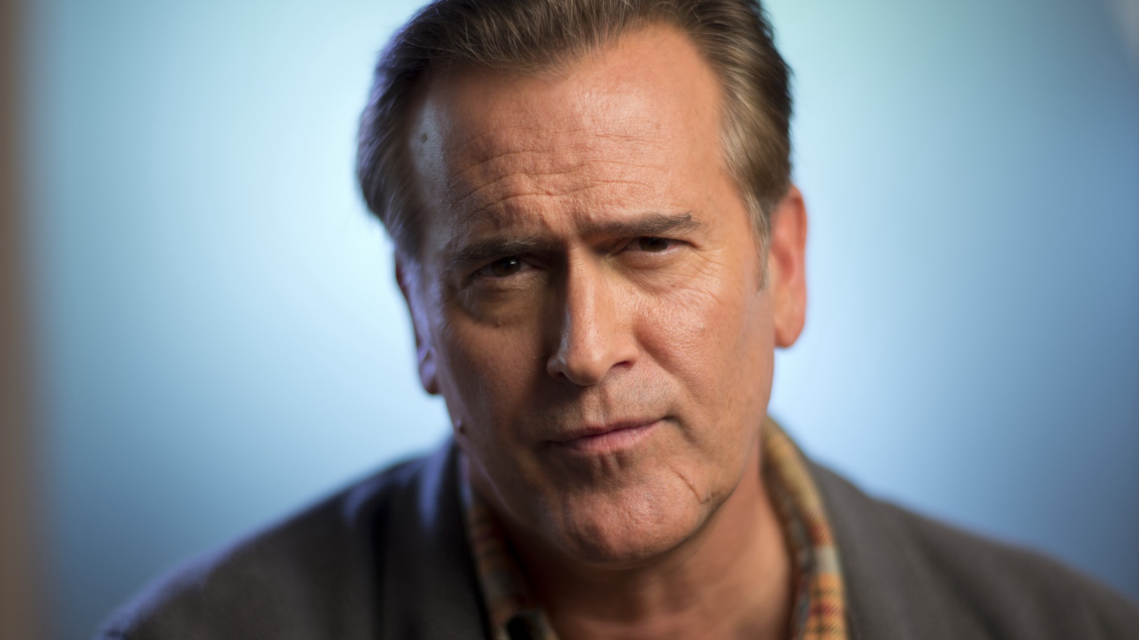 Кареглазый мужчина актер Брюс Кэмпбелл