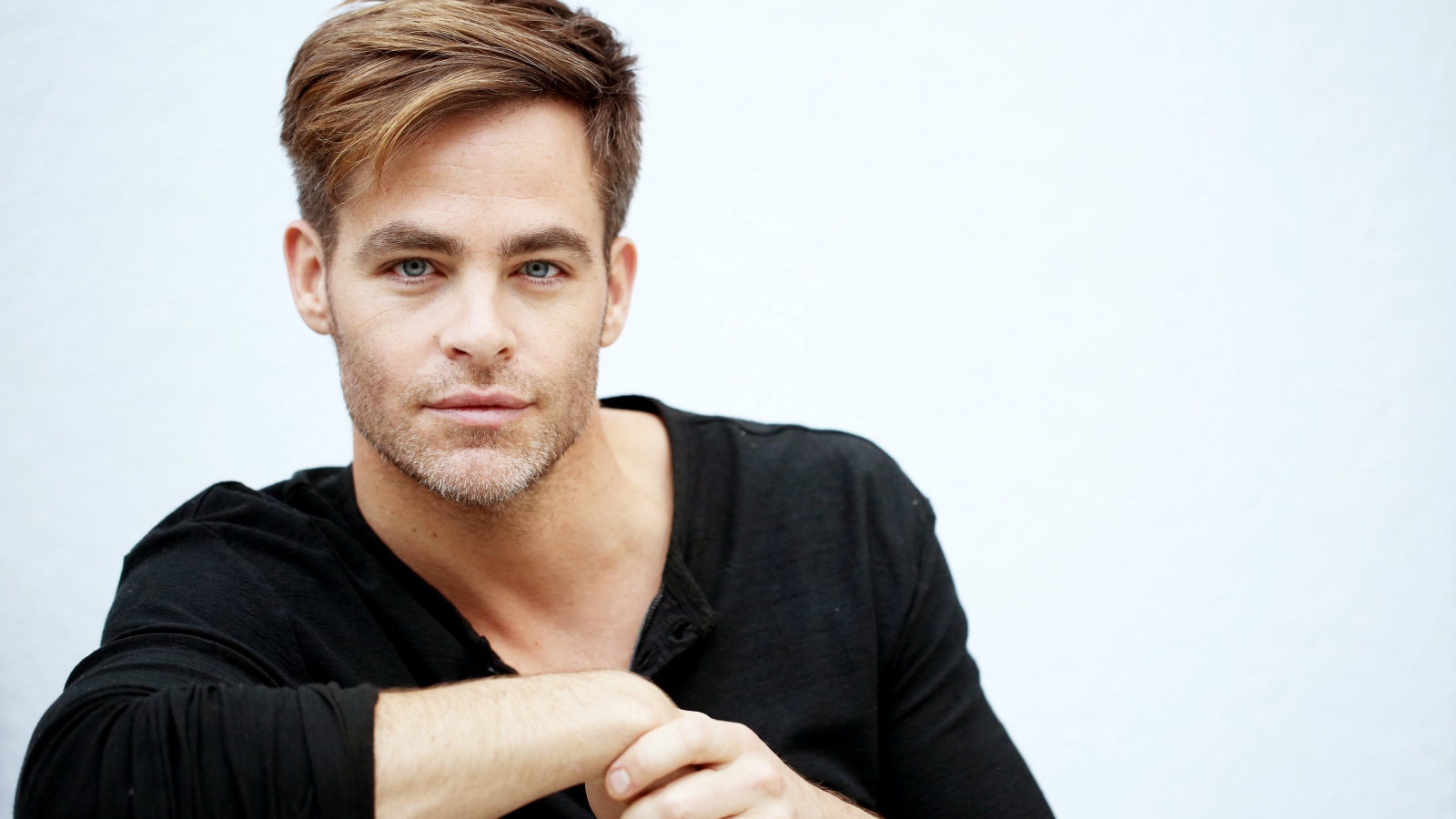 Красивый актер Крис Пайн в черной рубашке 