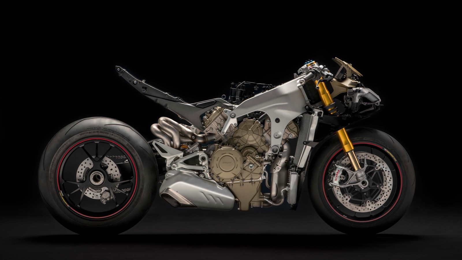 Мотоцикл Ducati Panigale V4, 2018 на черном фоне