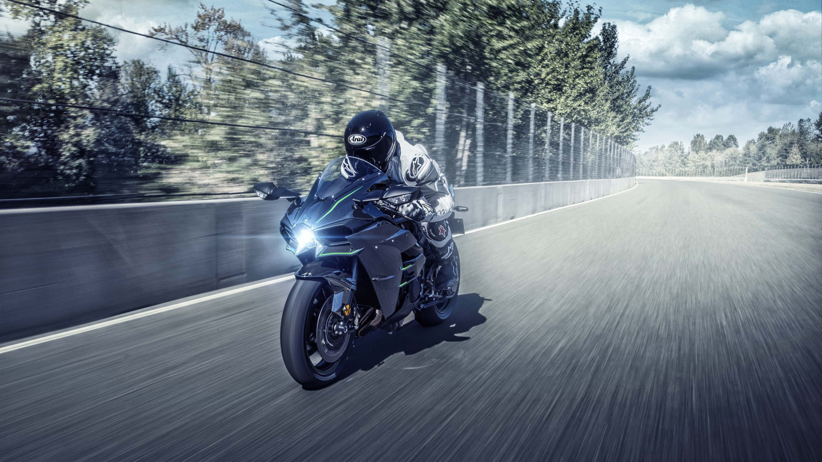 Мотоциклист на мотоцикле Kawasaki Ninja H2, 2019 на гоночной трассе