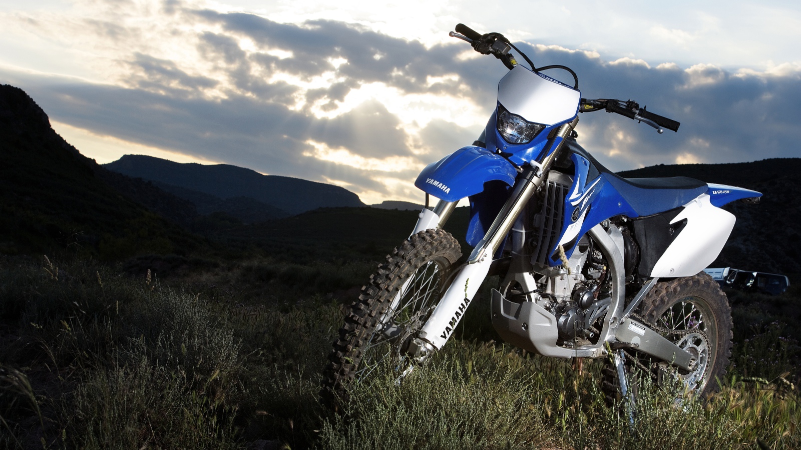 Мотоцикл Yamaha на траве в горах 