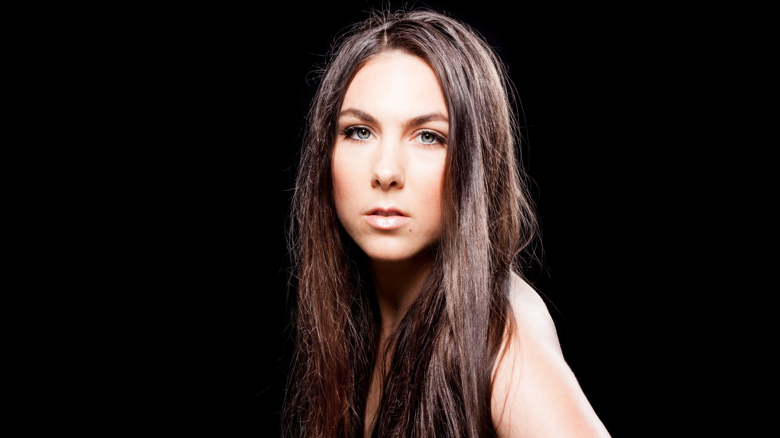 Певица Элиз Рюд фото на черном фоне