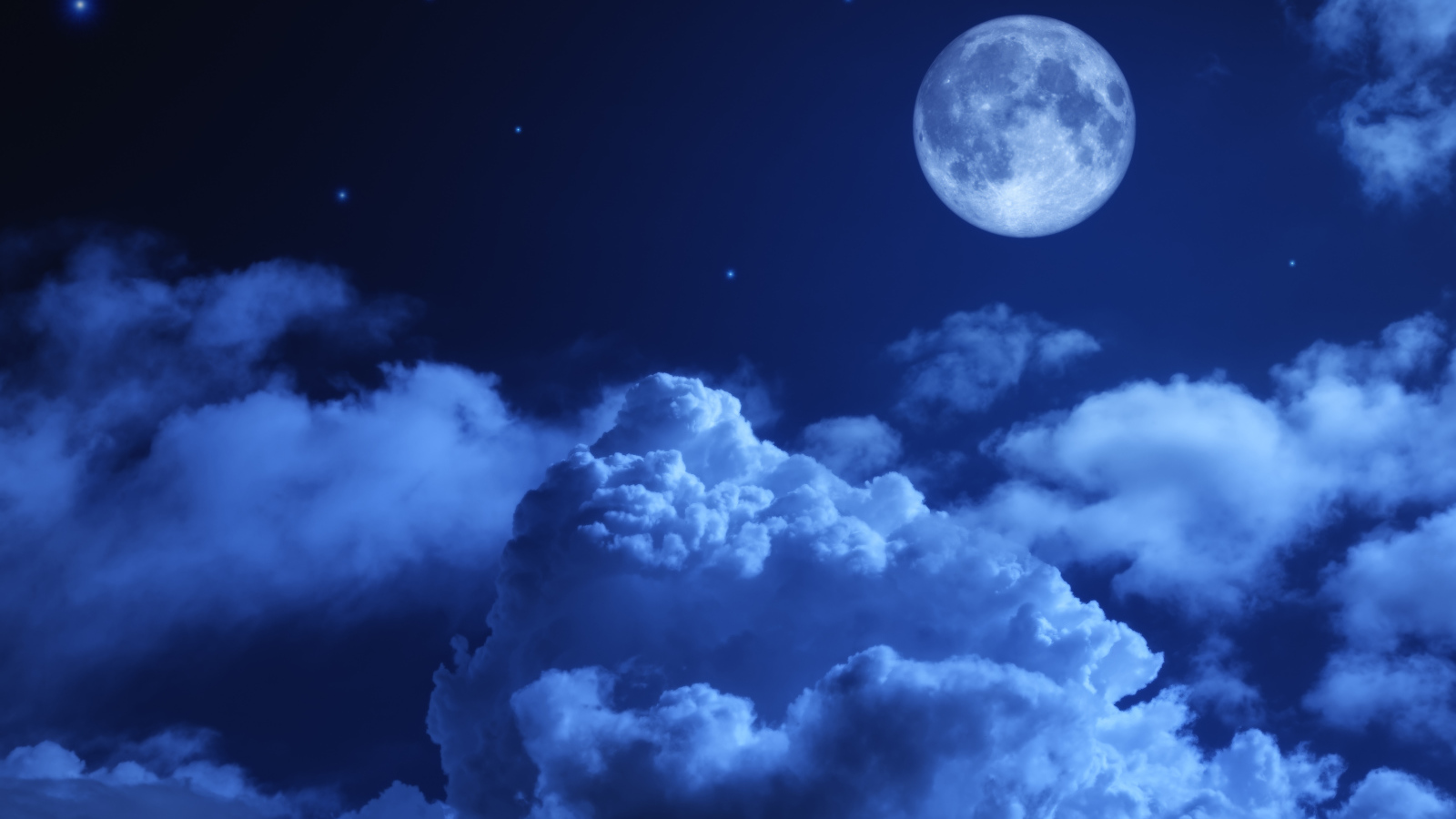Большая луна на ночном небе с белыми облаками