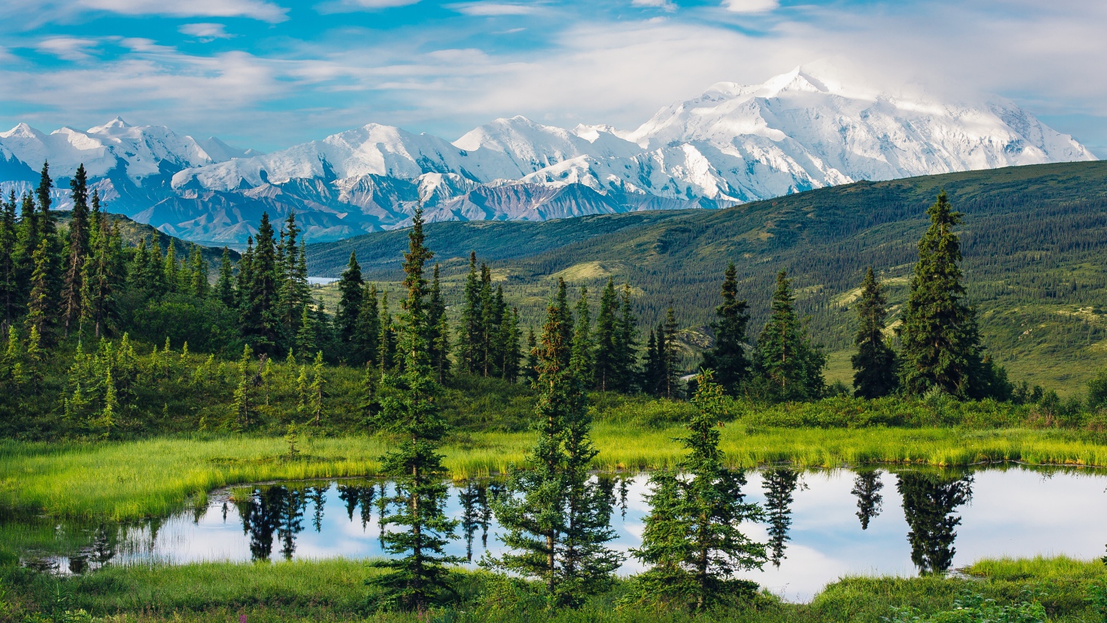Красивый вид на горы, лес и озеро, Аляска