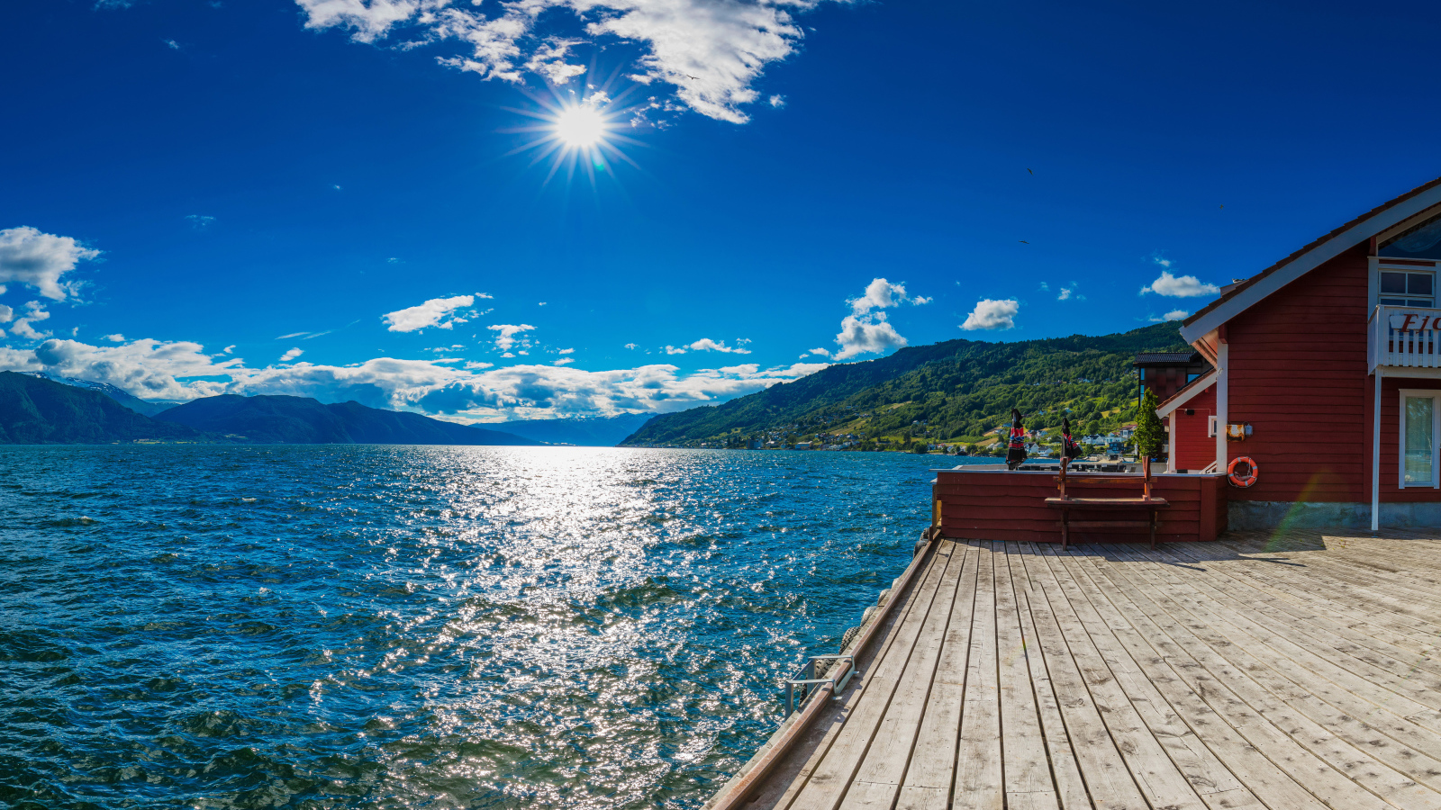 Яркое солнце в голубом небе над водой, Исландия