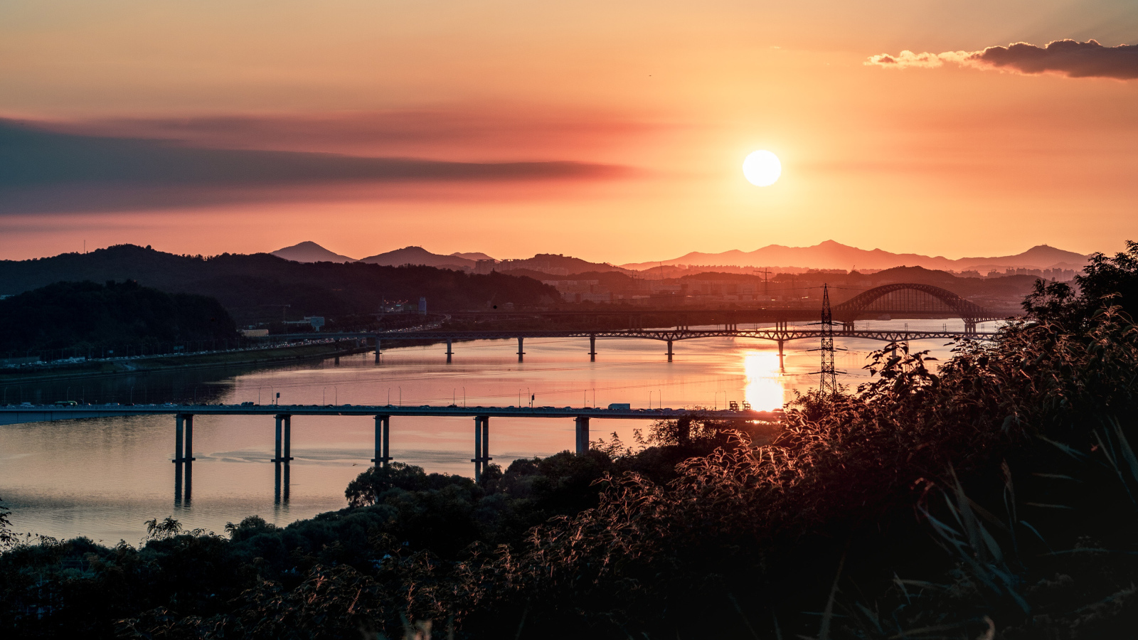 Рассвет над мостами над рекой 