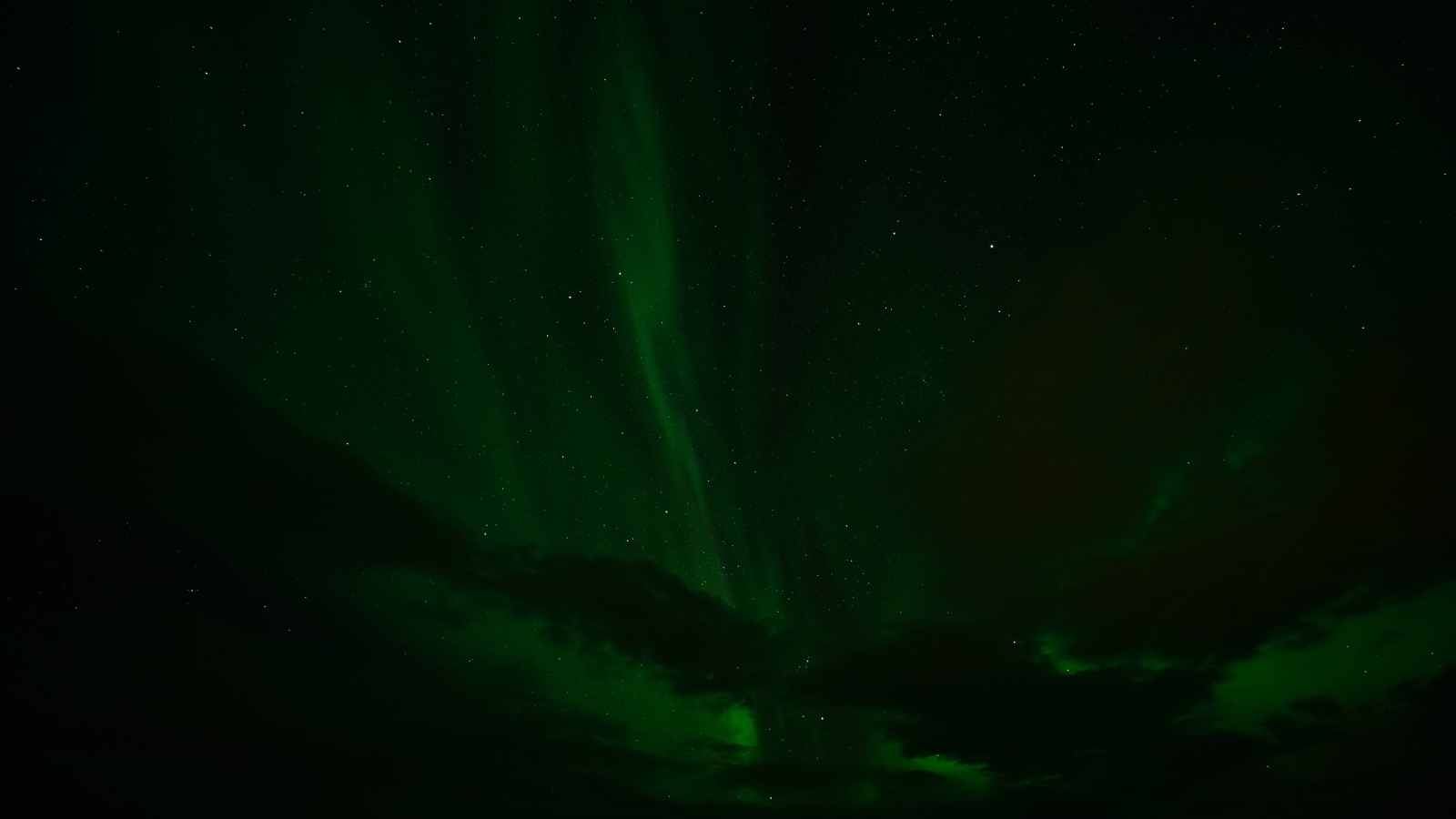 Зеленое северное сияние в звездном небе