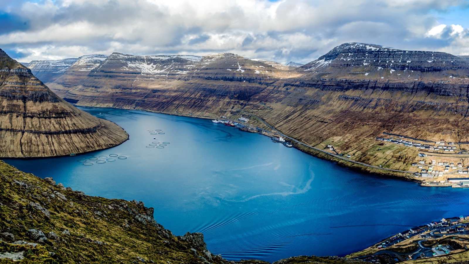 Озеро между гор под красивым небом, Фарерские острова