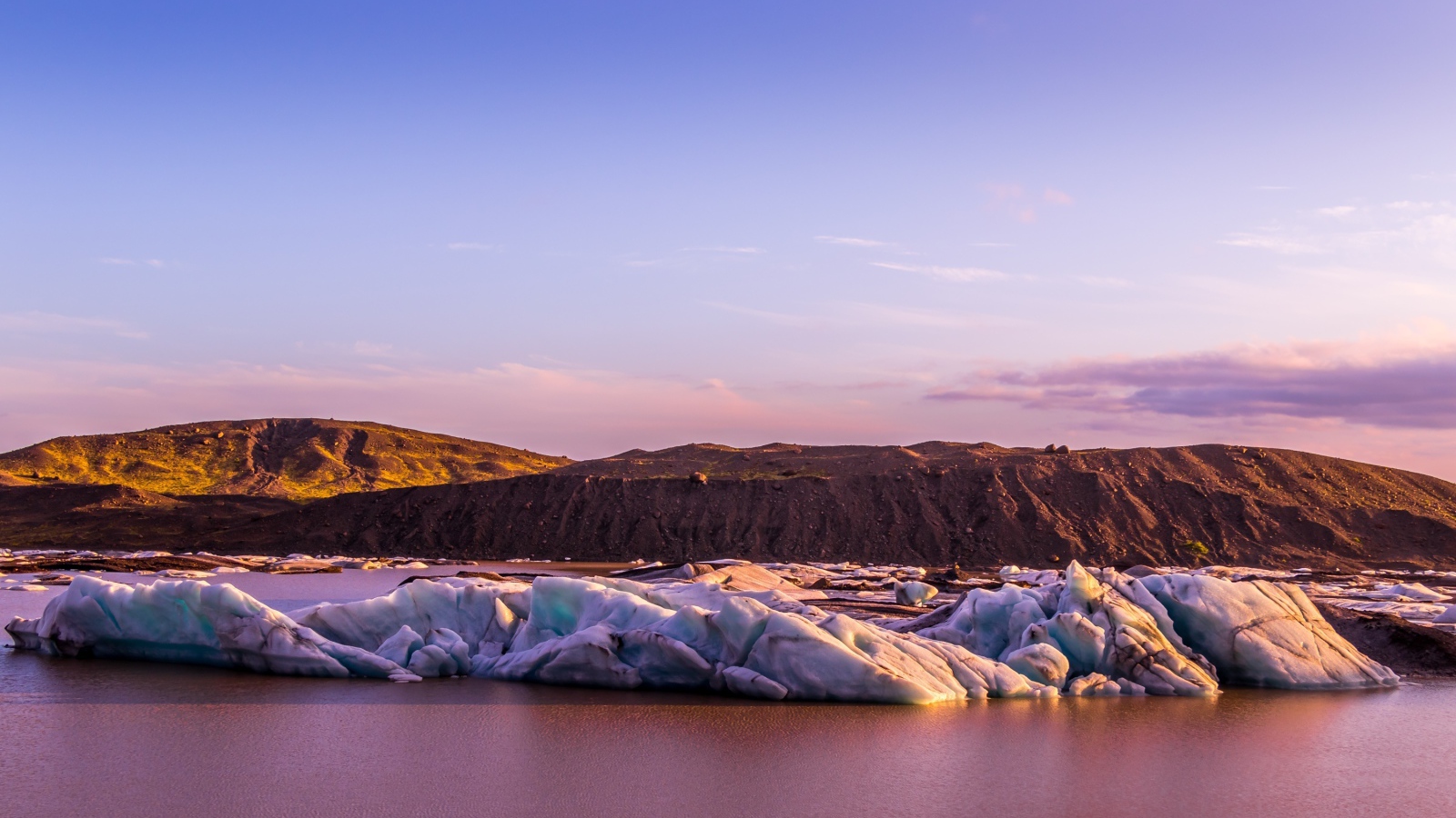Тающие ледники под красивым сиреневым небом