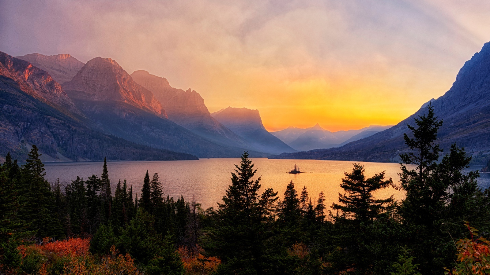 Горы, озеро и хвойный лес на рассвете, Национальный парк Глейшер, США