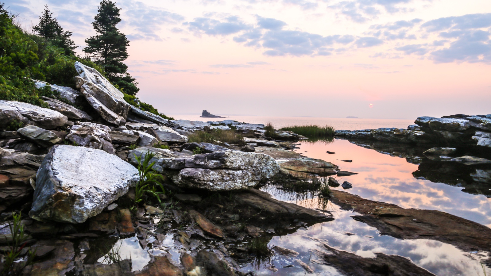 Камни на берегу под красивым небом 