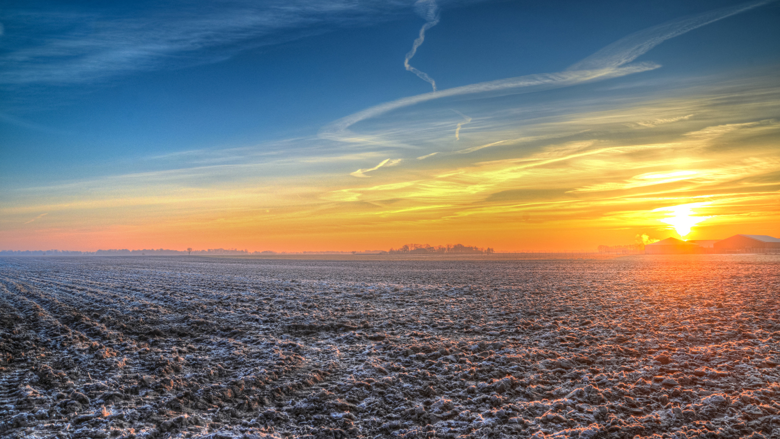 Восход солнца над покрытым инеем полем