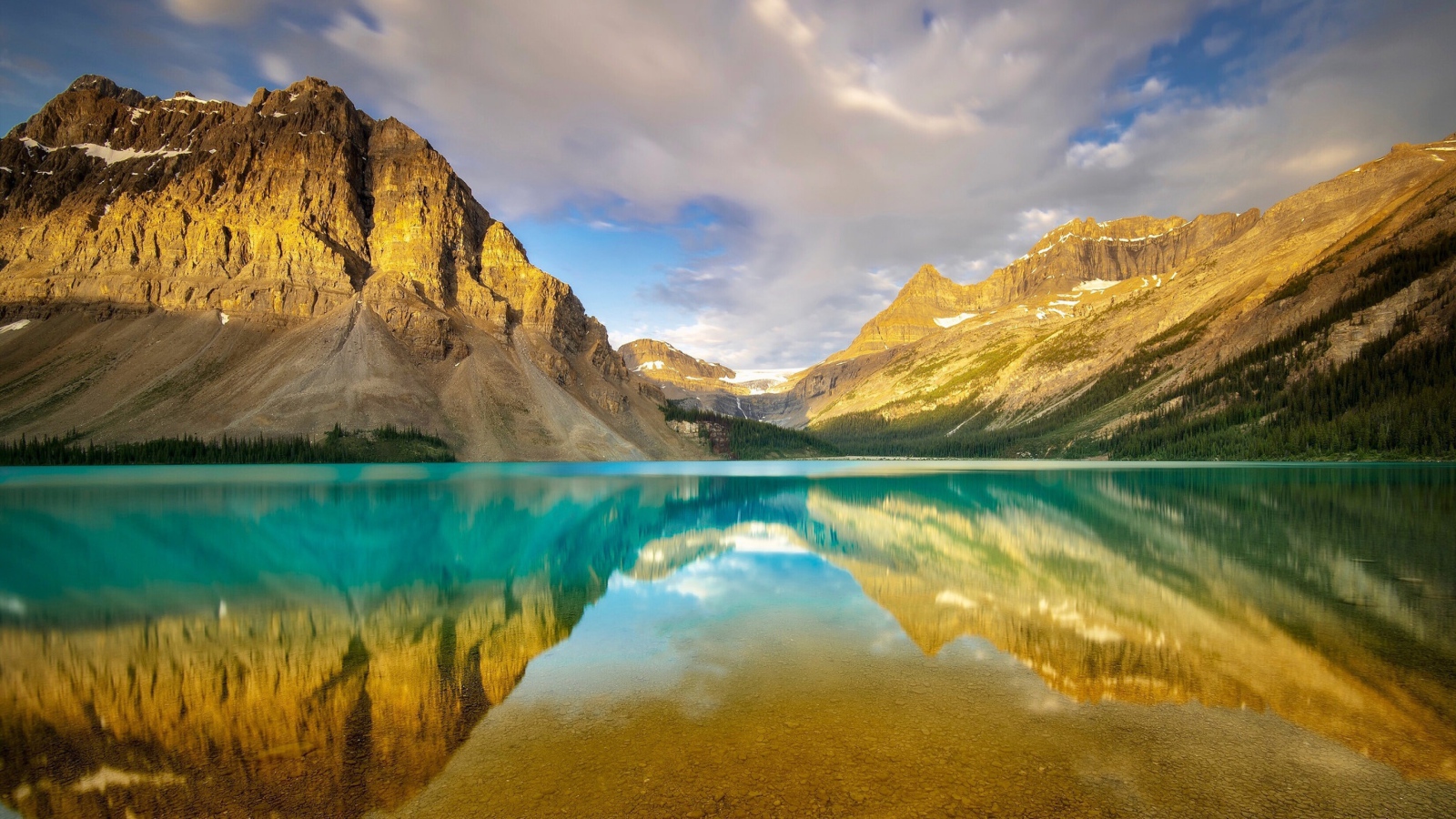 Горы отражаются в чистой воде озера
