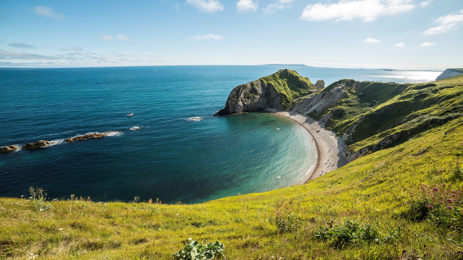 Вид на морской горизонт со скалы покрытой травой