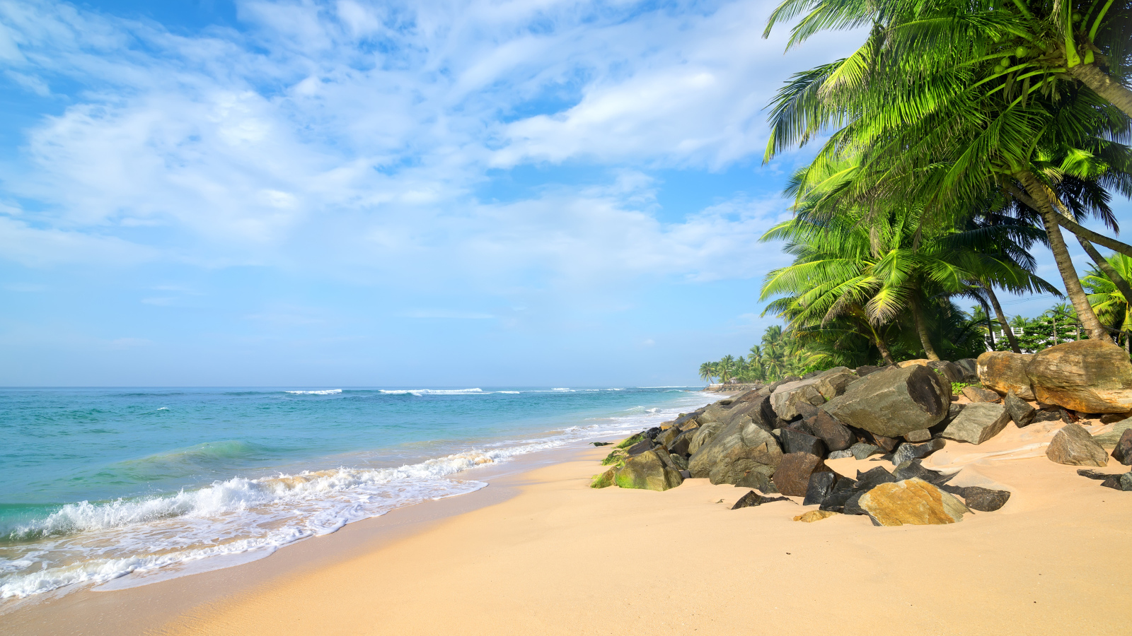 Большие камни на тропическом пляже у океана