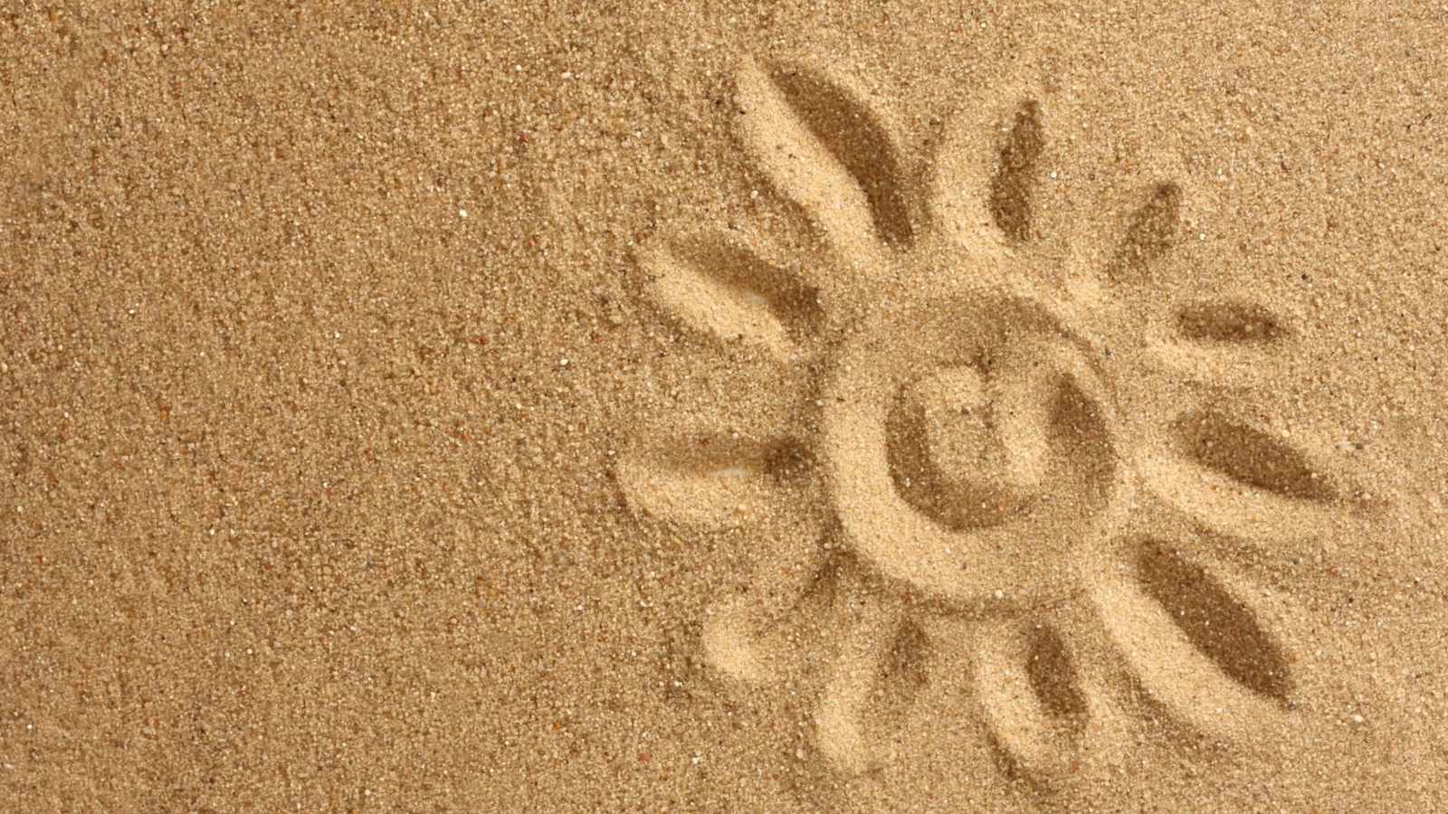 Солнце нарисованное на желтом песке