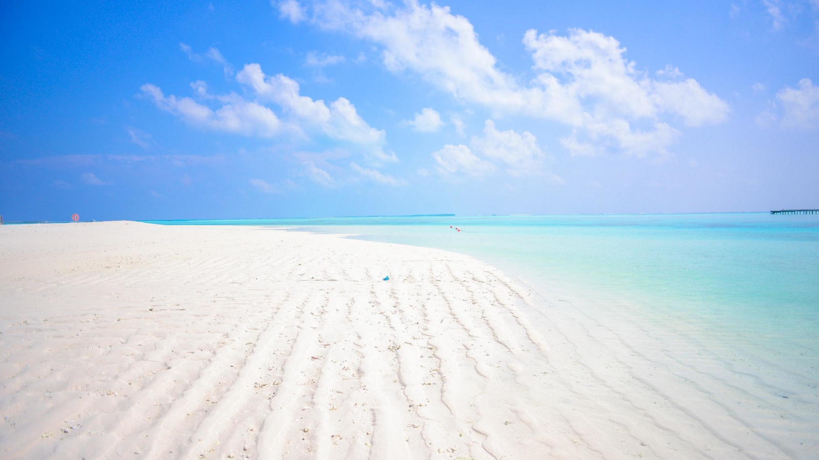 Белый песок на пляже Мальдив под голубым небом